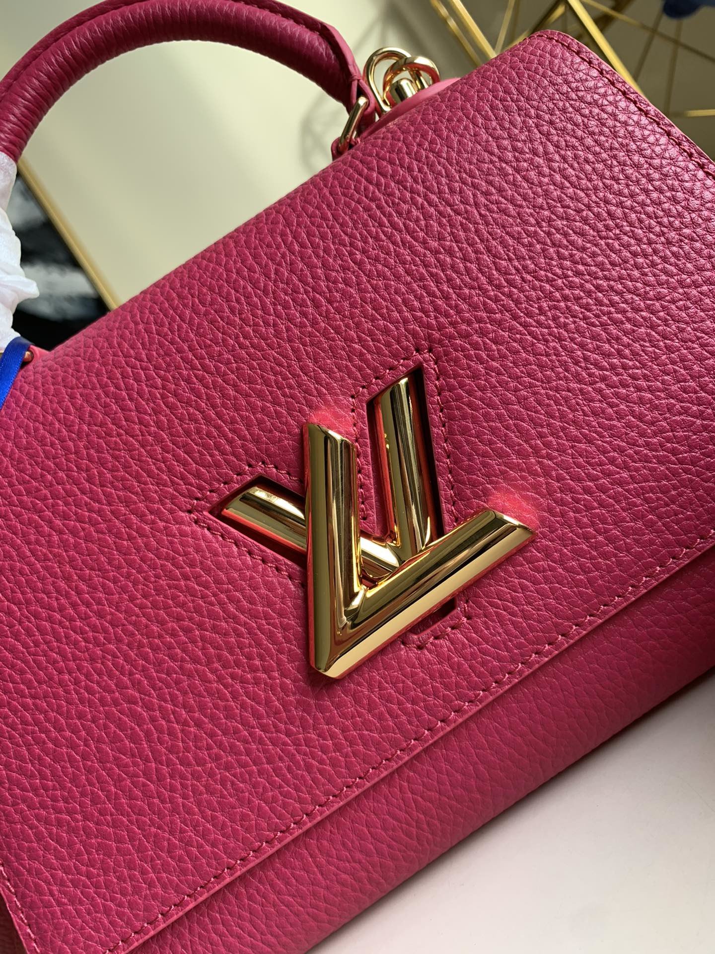 l**is V*t*n twist one handle-17.0 x 25.0 x 11cm