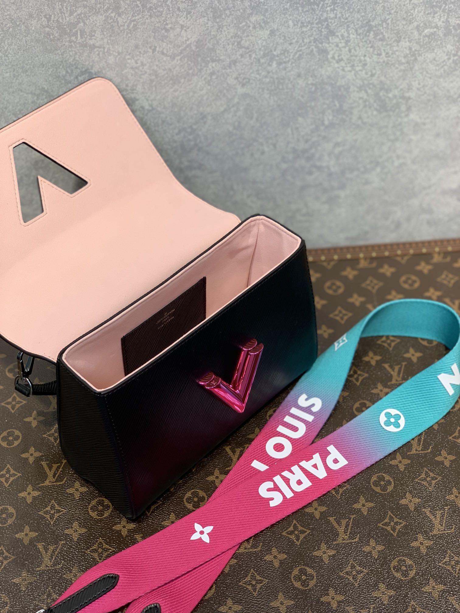 l**is V*t*n twist mm-23*18*8cm