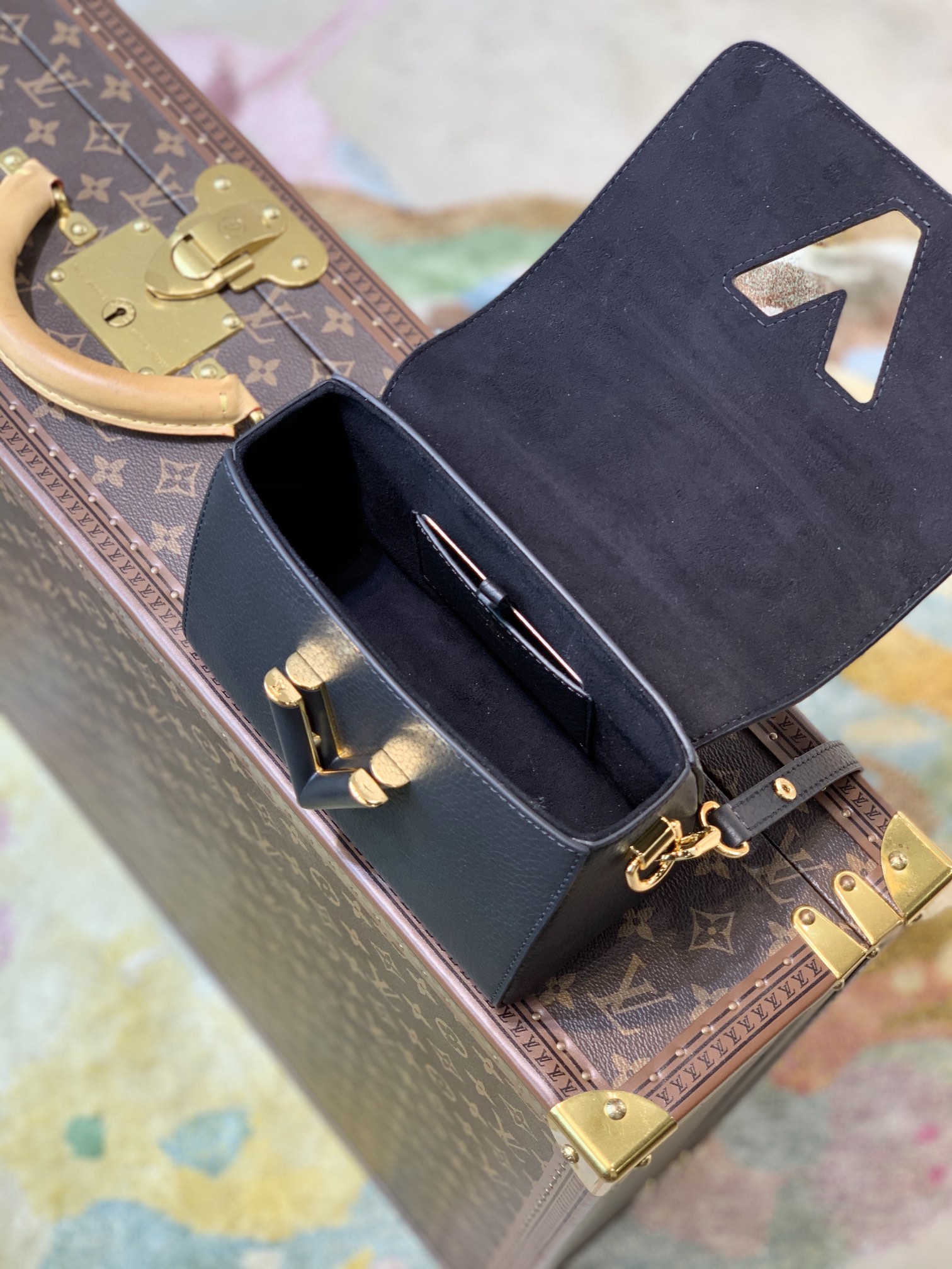 l**is V*t*n twist -18*13*9cm