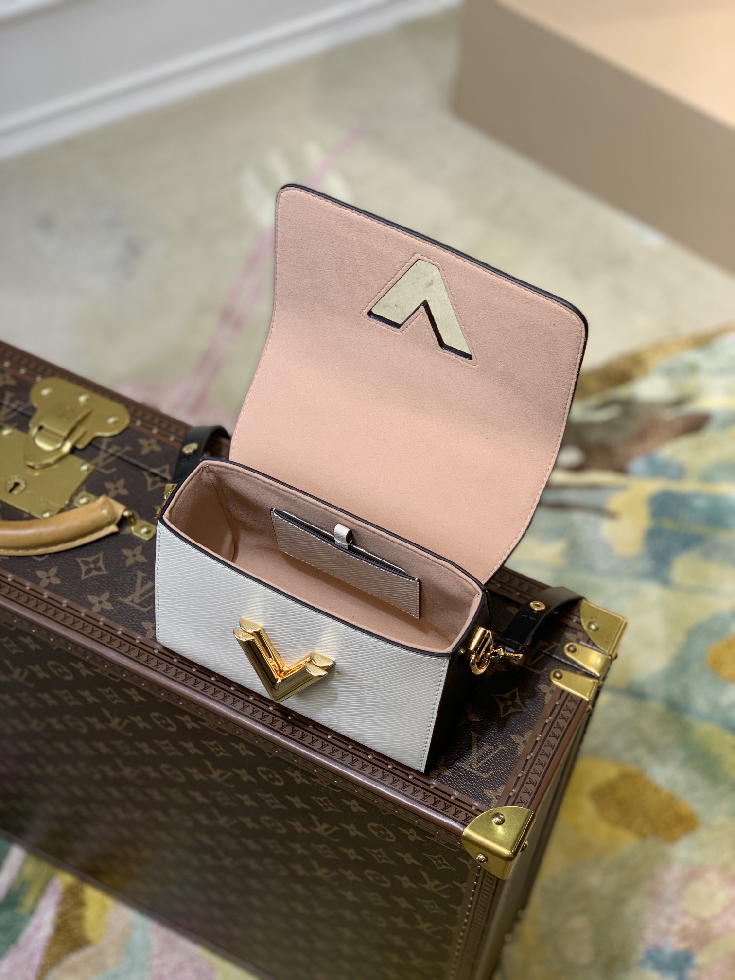 l**is V*t*n twist -18*13*9cm