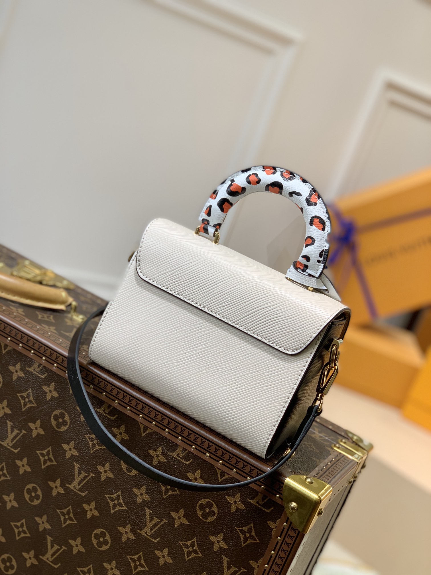 l**is V*t*n twist -18*13*9cm