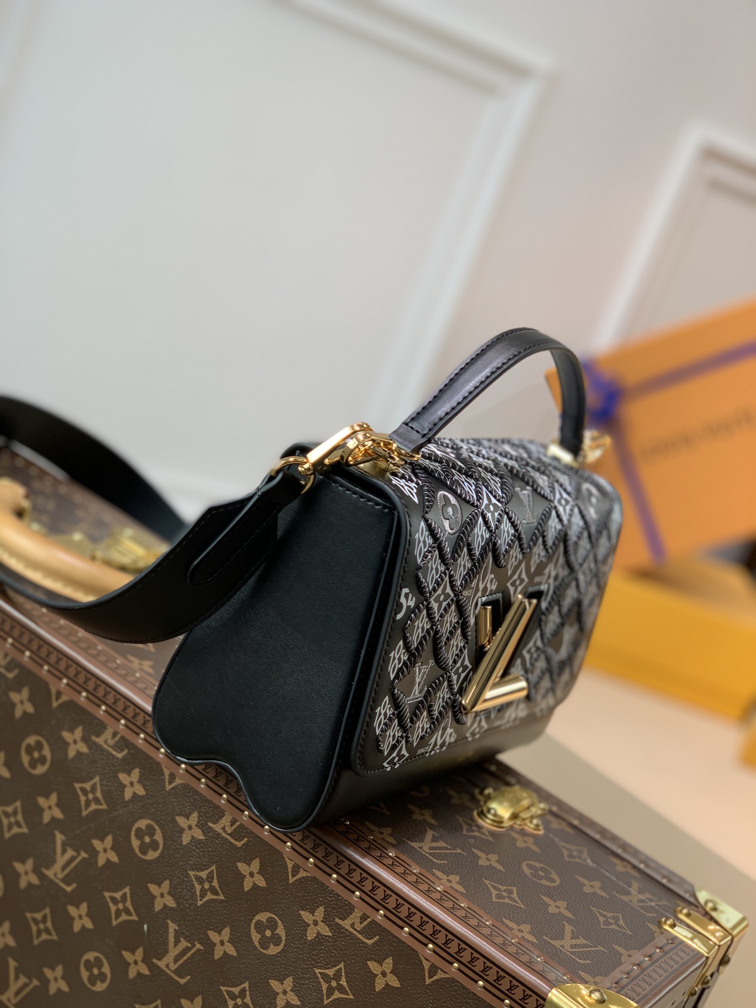 l**is V*t*n twist mm-23*18*8cm