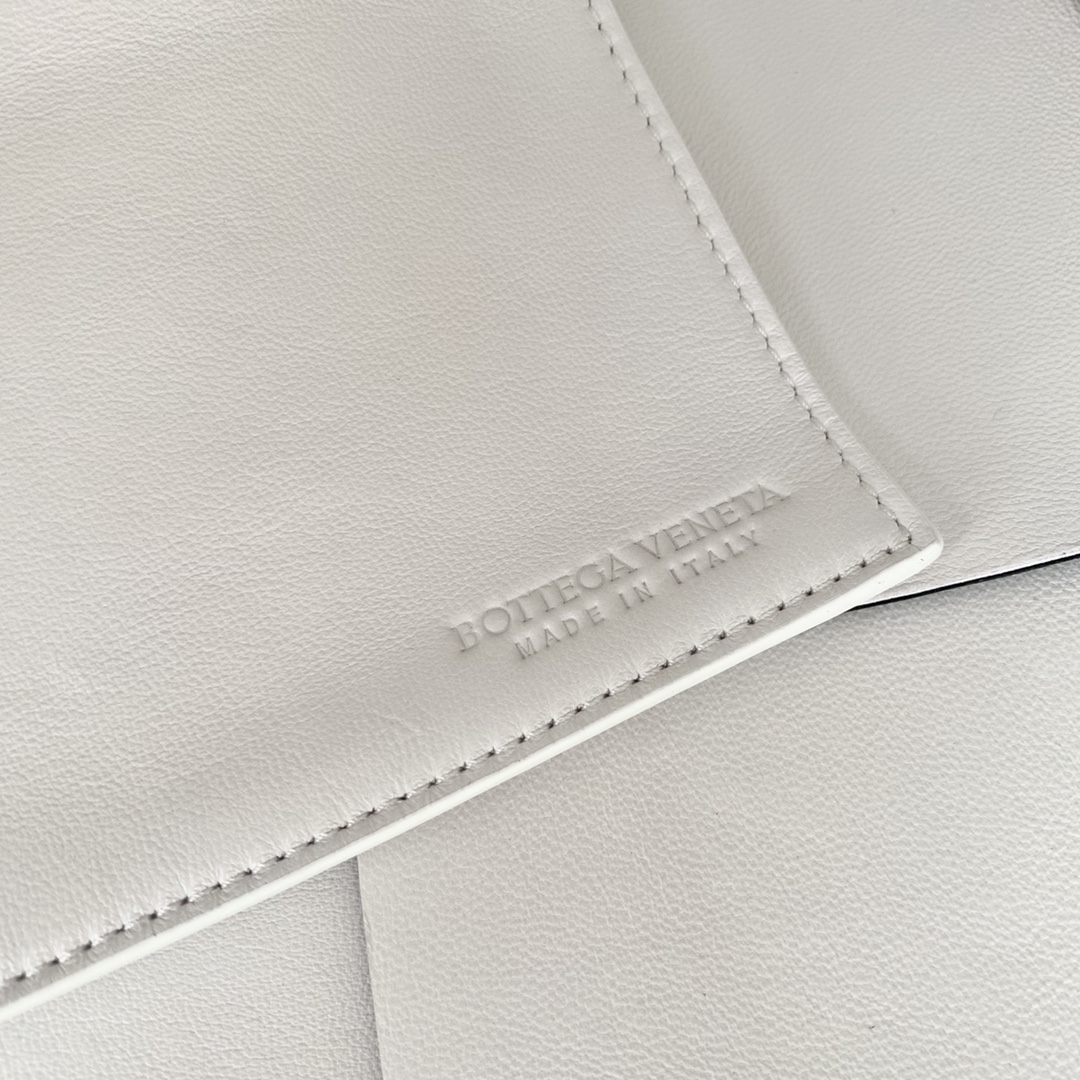 Bo*te*ga ve*ne*tatote-41×27×14cm