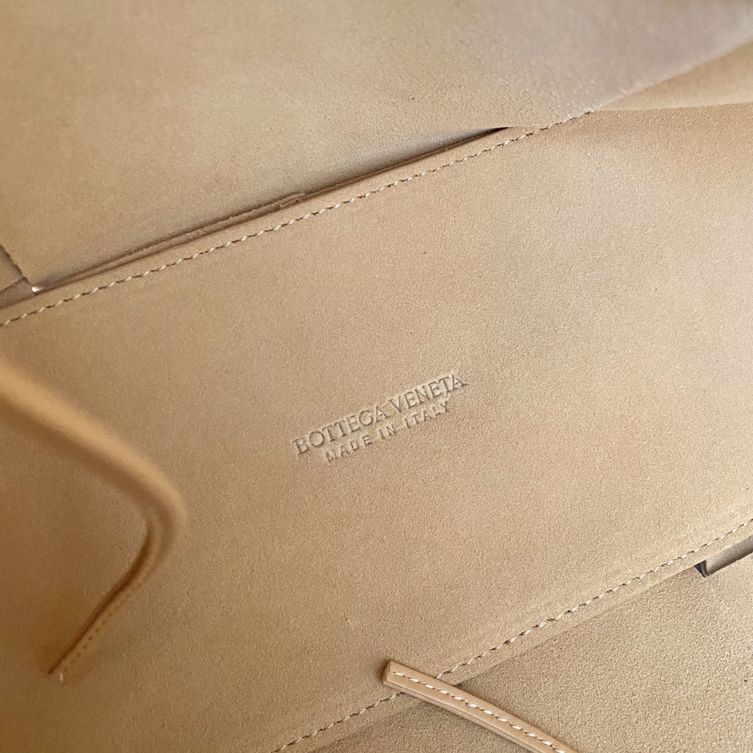 Bo*te*ga ve*ne*tatote-41×27×14cm