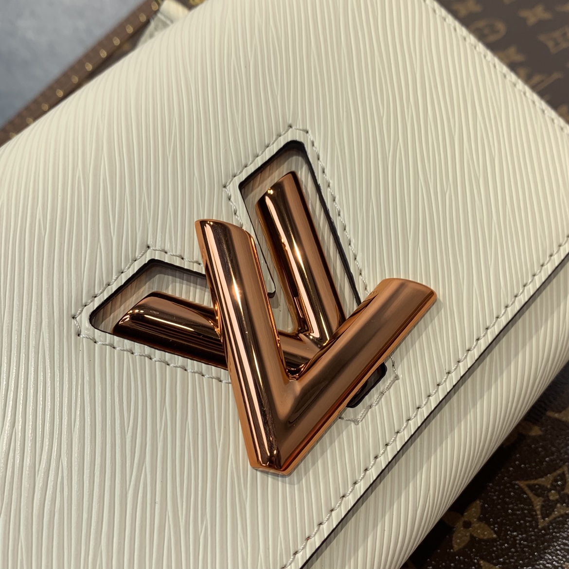 l**is V*t*n twist -18*13*9cm