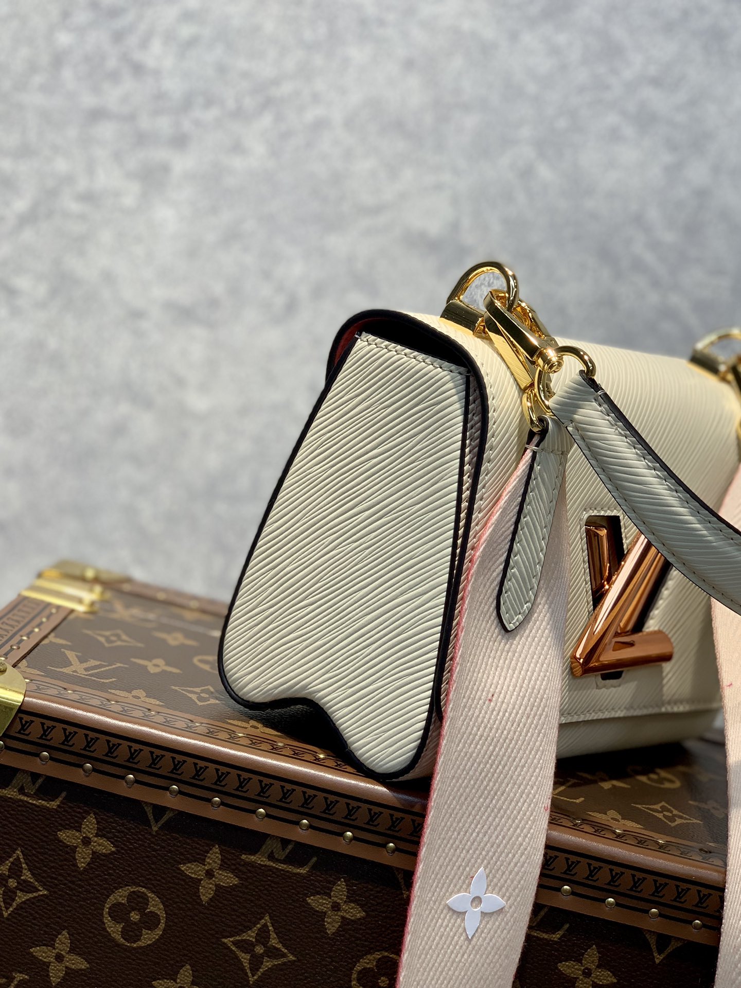 l**is V*t*n twist -18*13*9cm