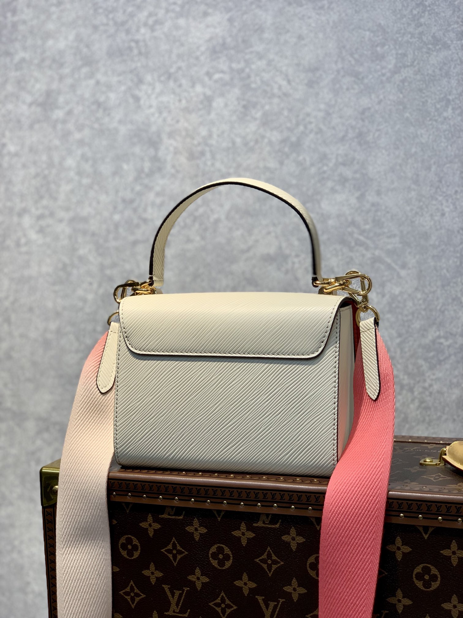 l**is V*t*n twist -18*13*9cm