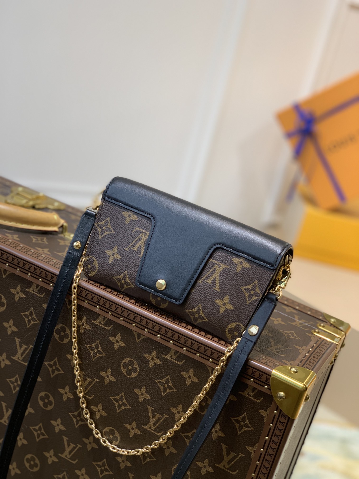 l**is V*t*n padlock on strap-19x11×3cm