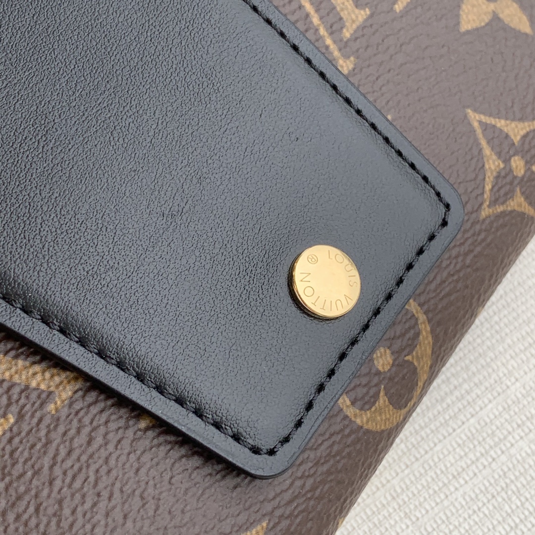 l**is V*t*n padlock on strap-19x11×3cm