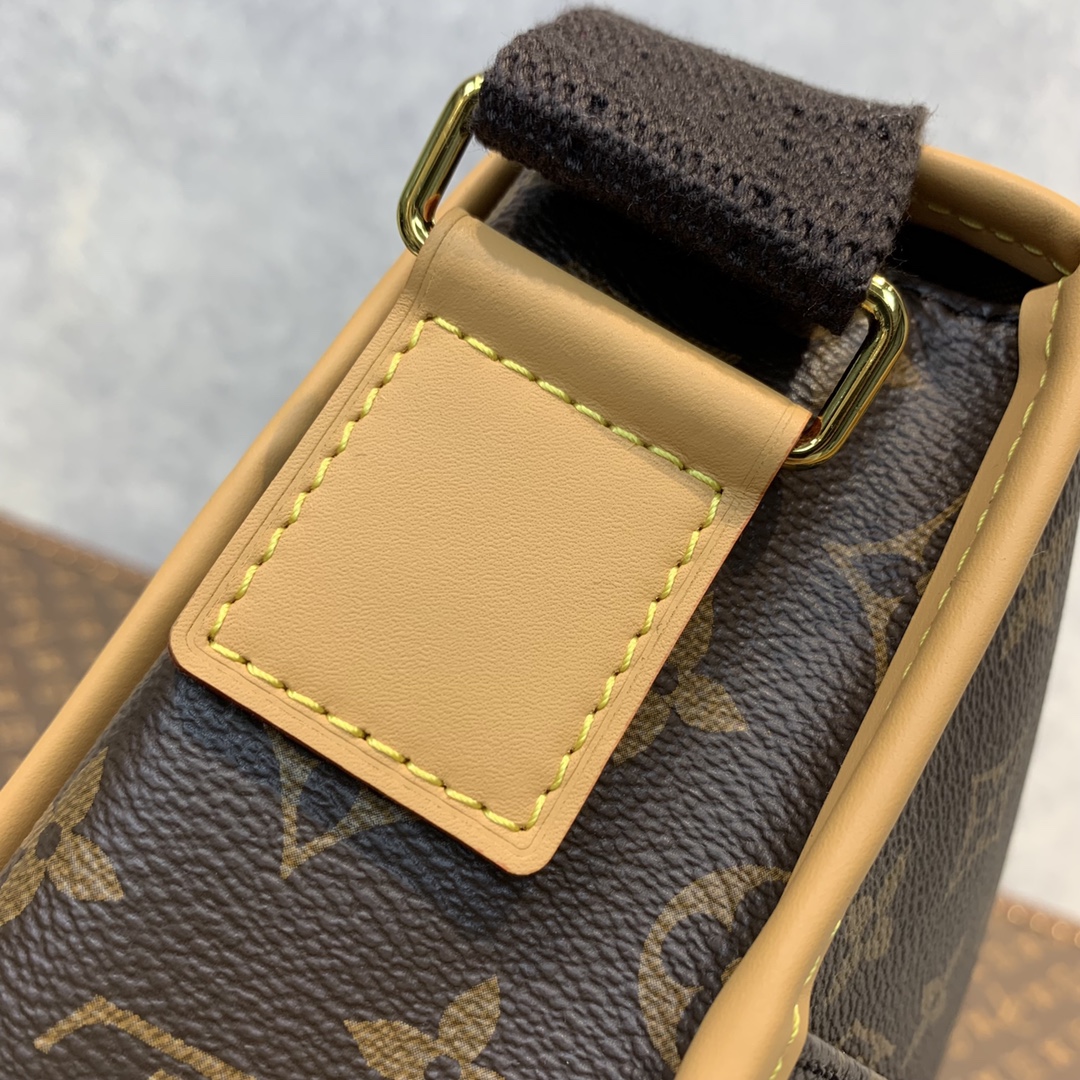 l**is V*t*n m40105 vintage bag-34×9.5×26cm