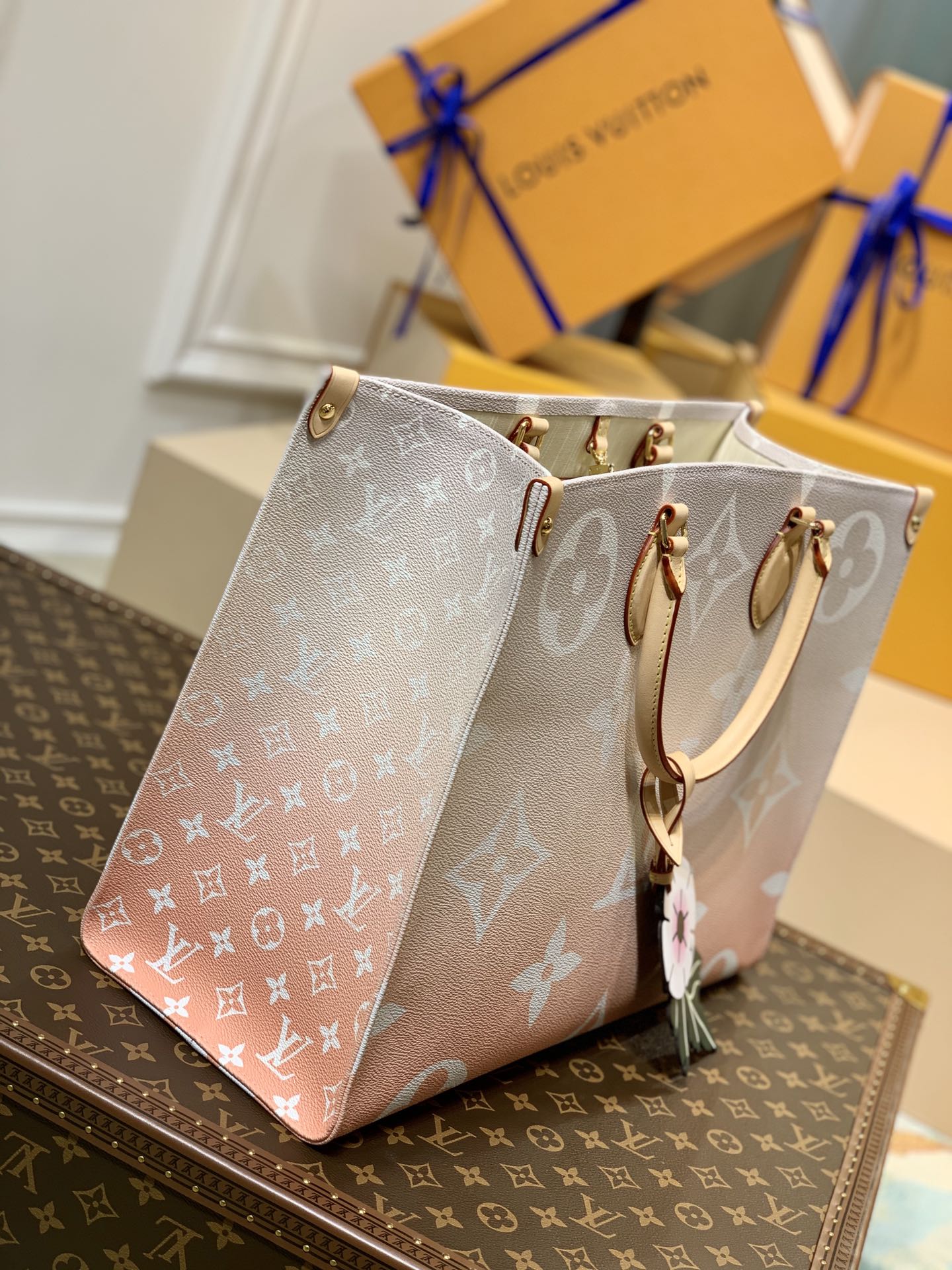 l**is V*t*n by the pooll onthego handbag-35*27*14cm