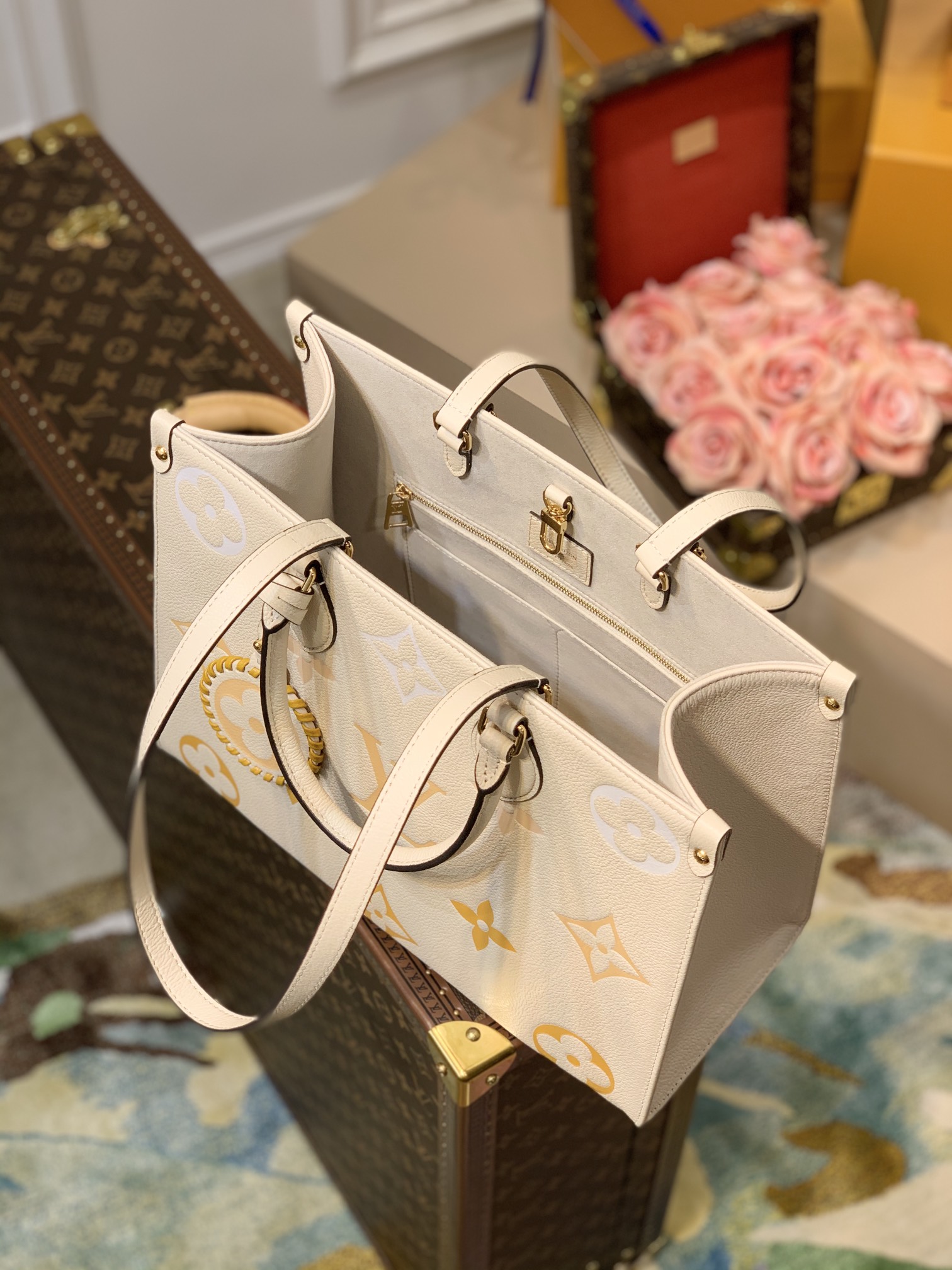 l**is V*t*n by the pooll onthego handbag-35*27*14cm