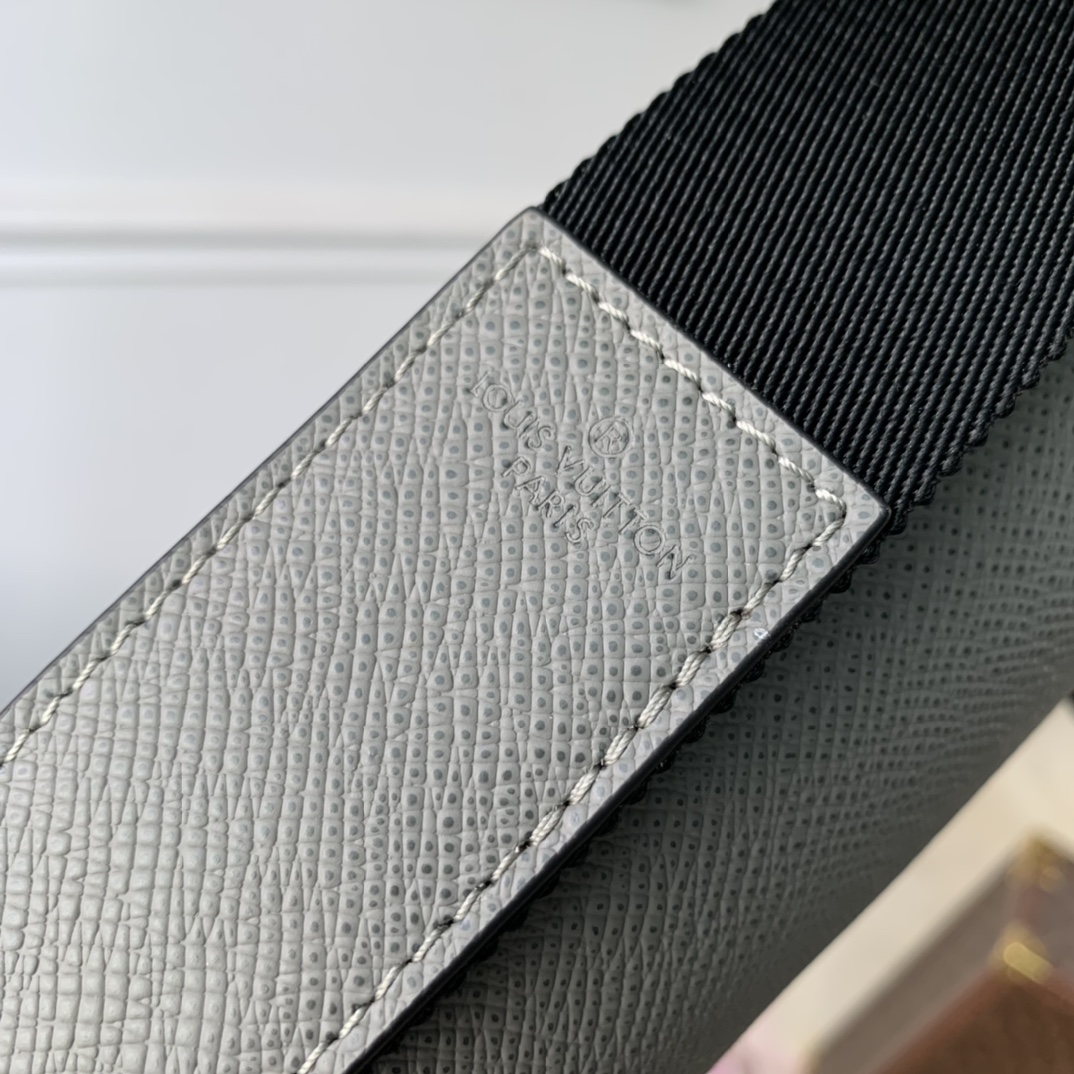 l**is V*t*n district messenger bag-m46255-26*20*7cm