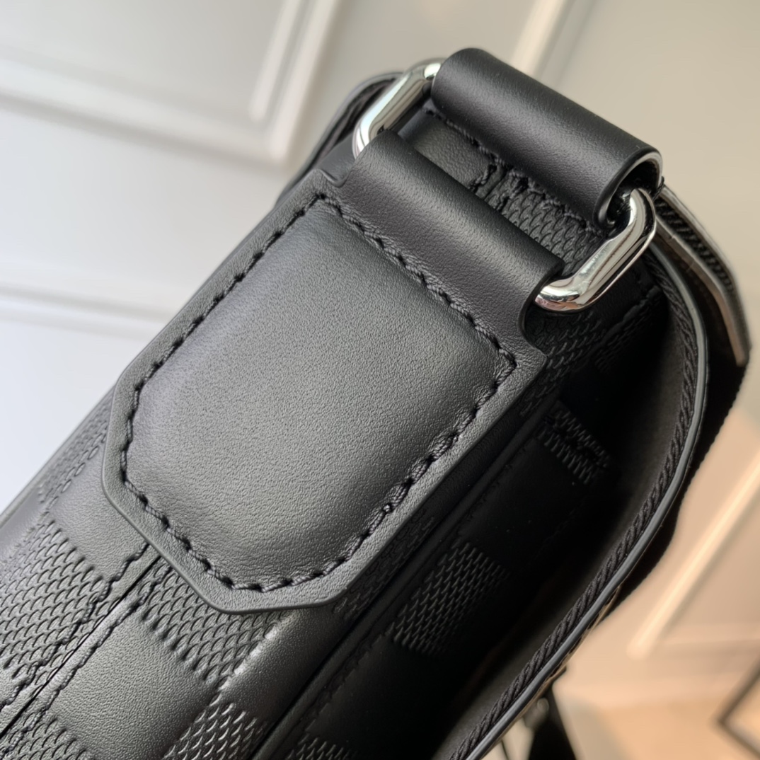 l**is V*t*n district messenger bag-m46255-26*20*7cm