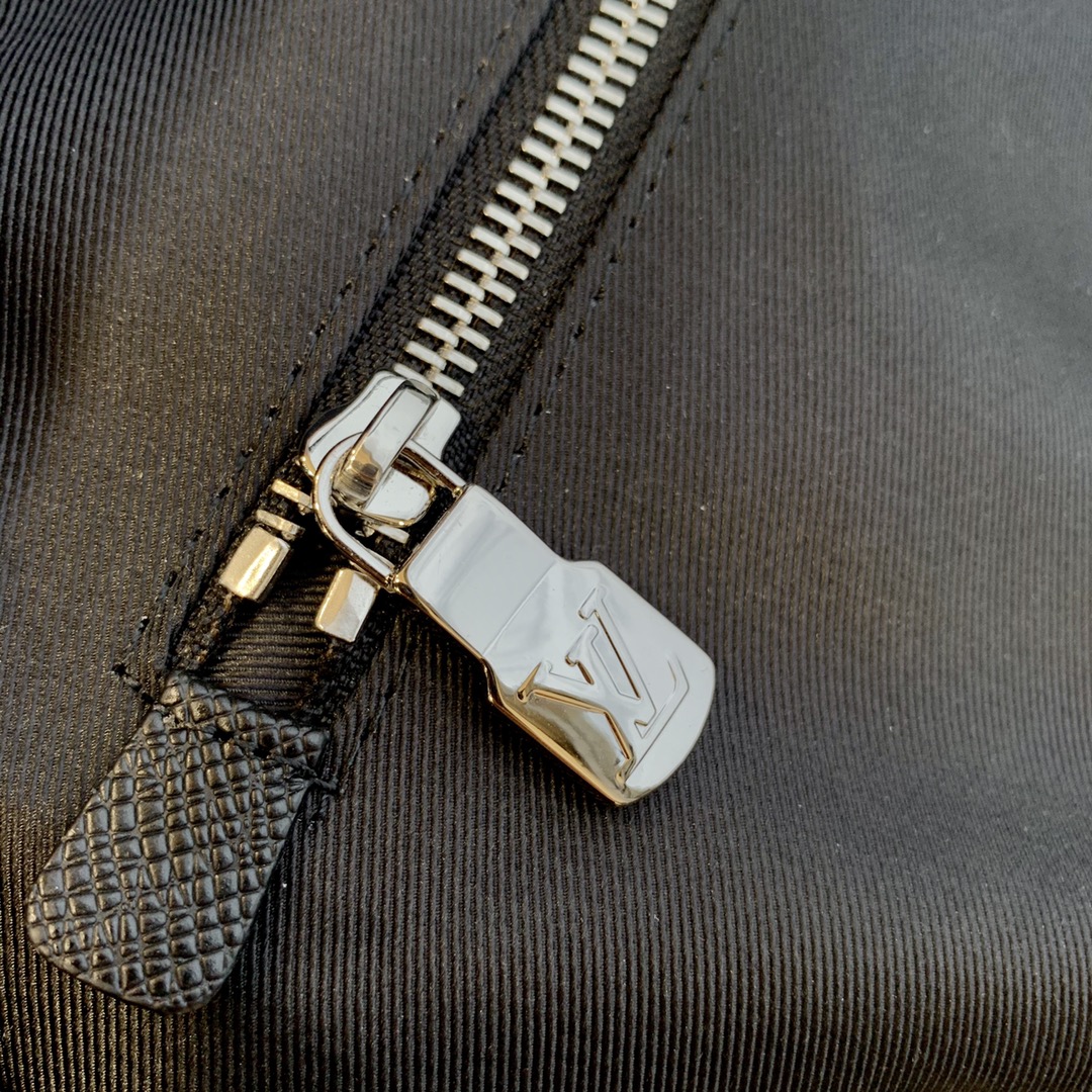 l**is V*t*n m30431 outdoor -39*35*14.5m