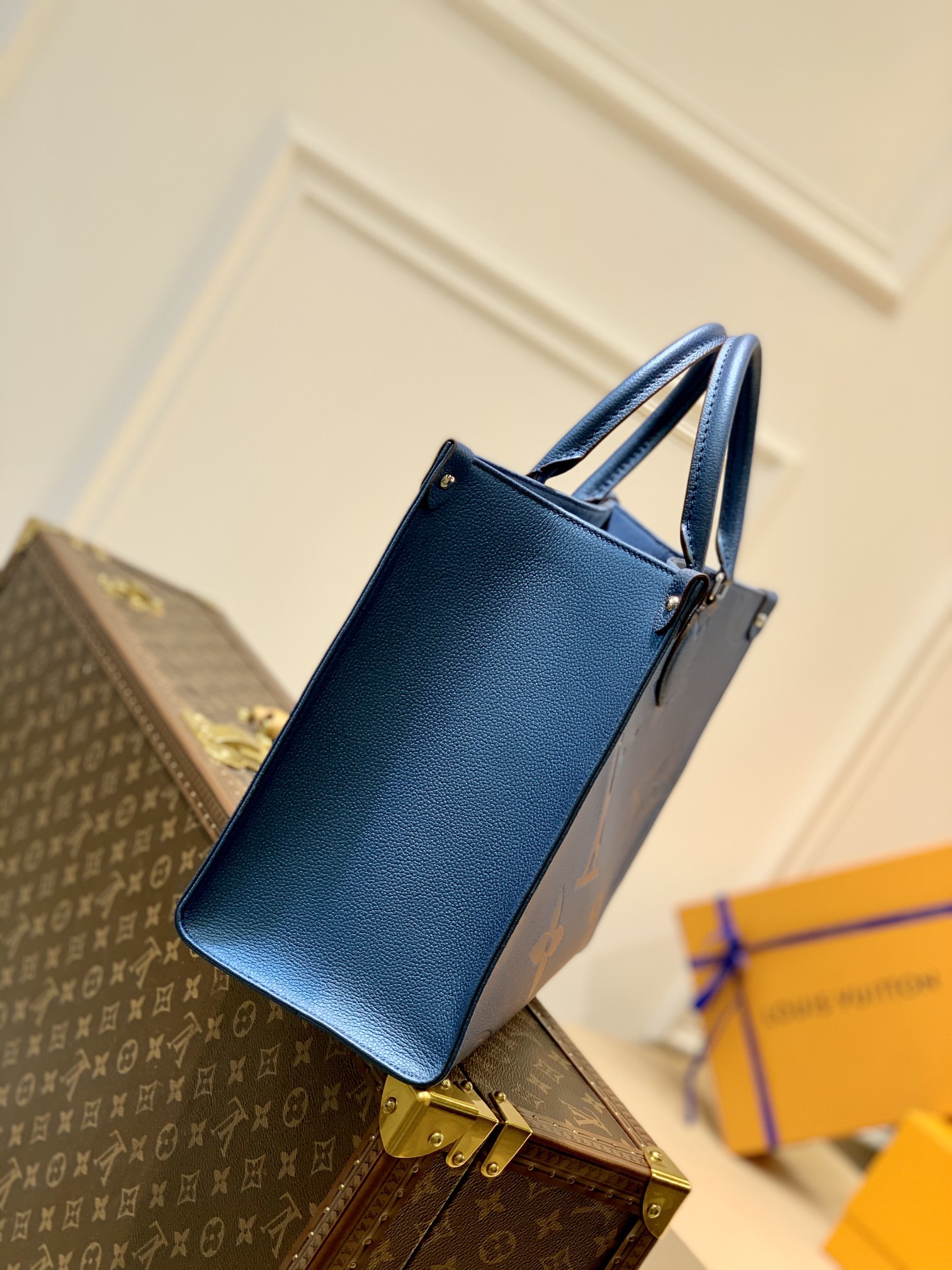 l**is V*t*n onthego handbag-35*27*14cm