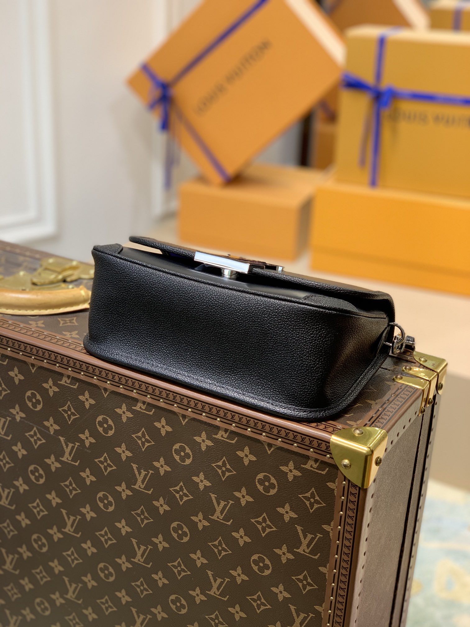 l**is V*t*n buci handbag-24.5 x 15.5 x 9cm