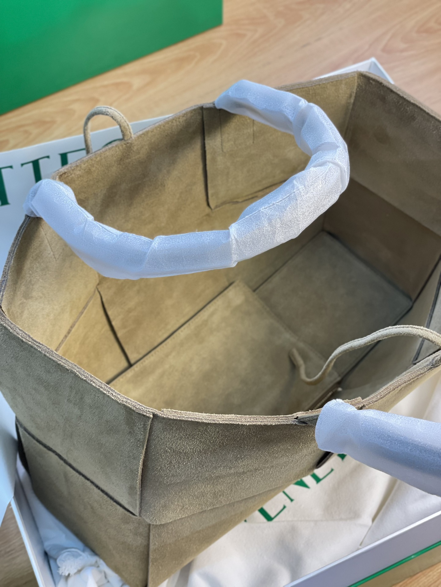 Bo*te*ga ve*ne*tatote-41×27×14cm