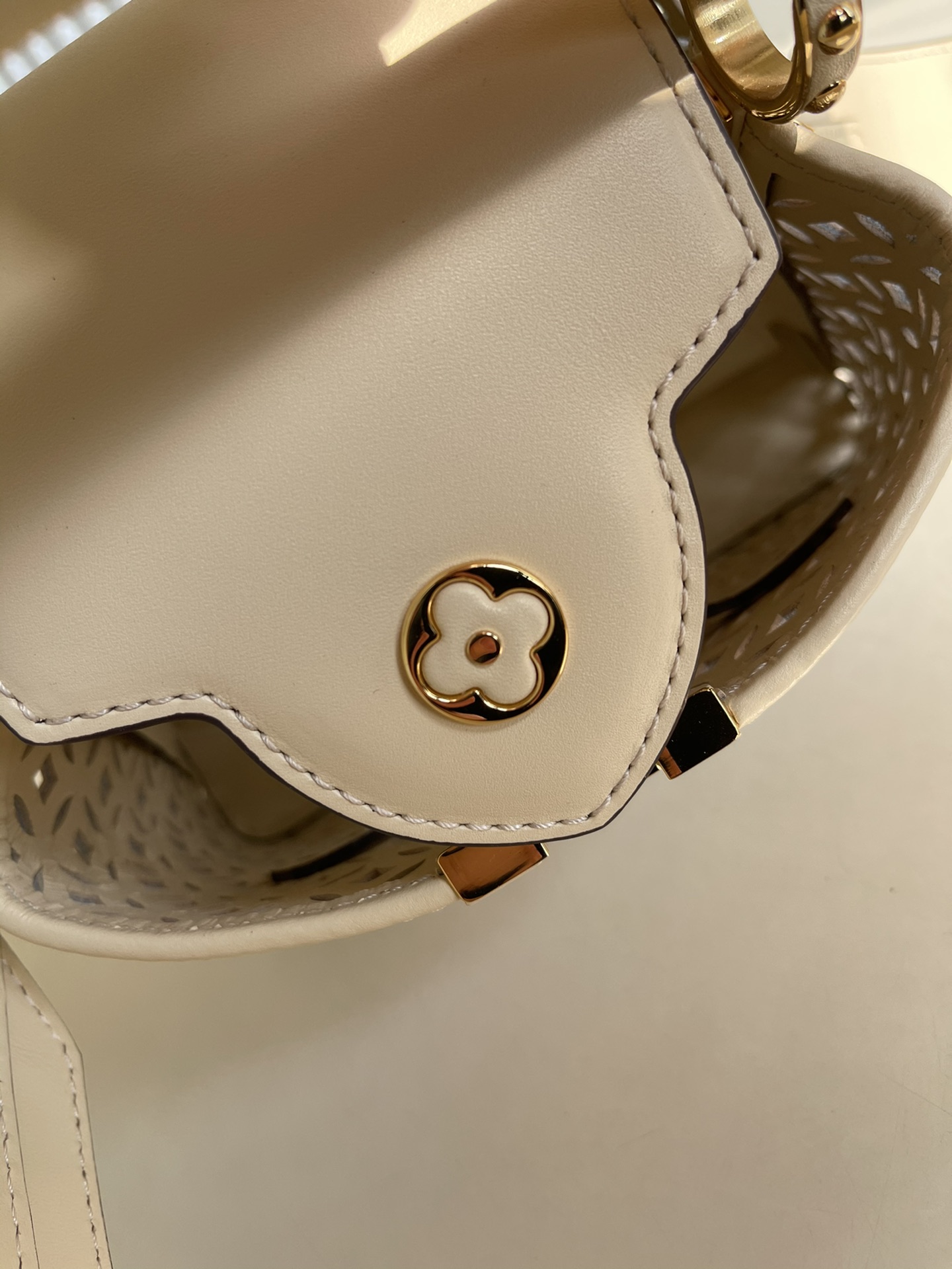 l**is V*t*n capucines handlebag-21* 14* 8&27*21*10cm