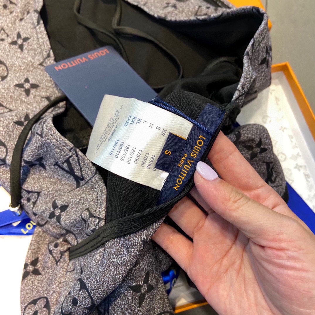 l**is V*t*n swimsuit