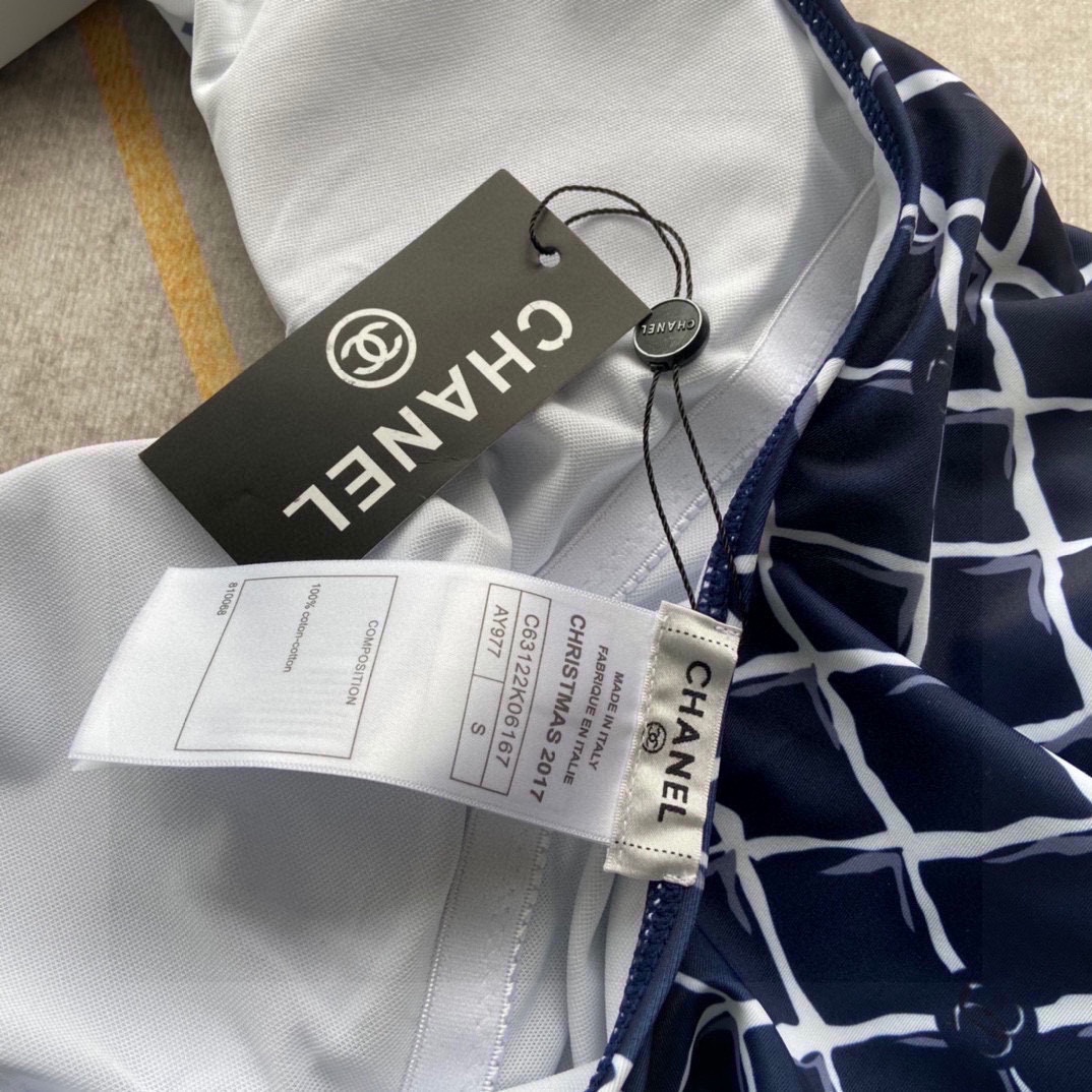 l**is V*t*n swimsuit