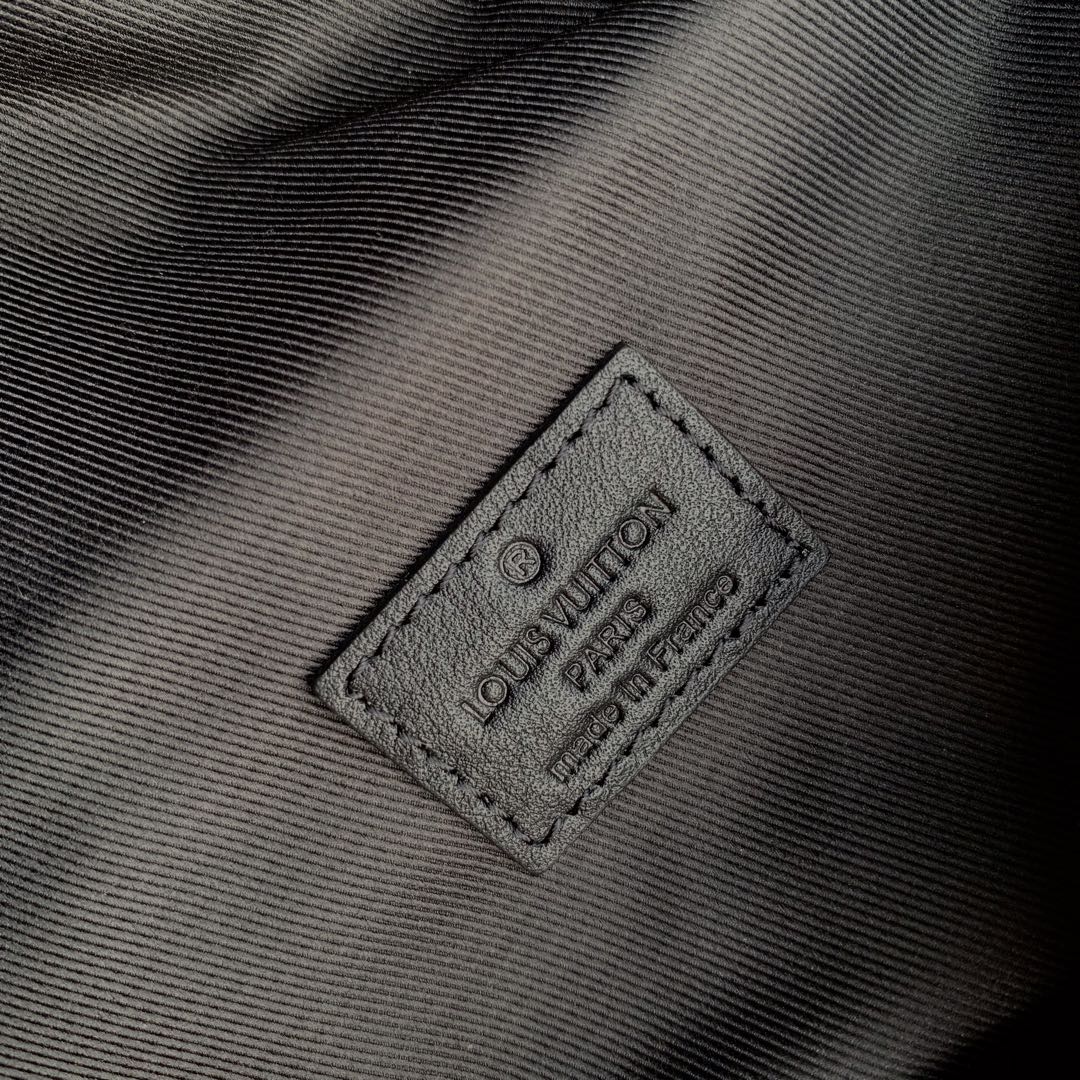 l**is V*t*n discovery bumbag-47*20*9cm