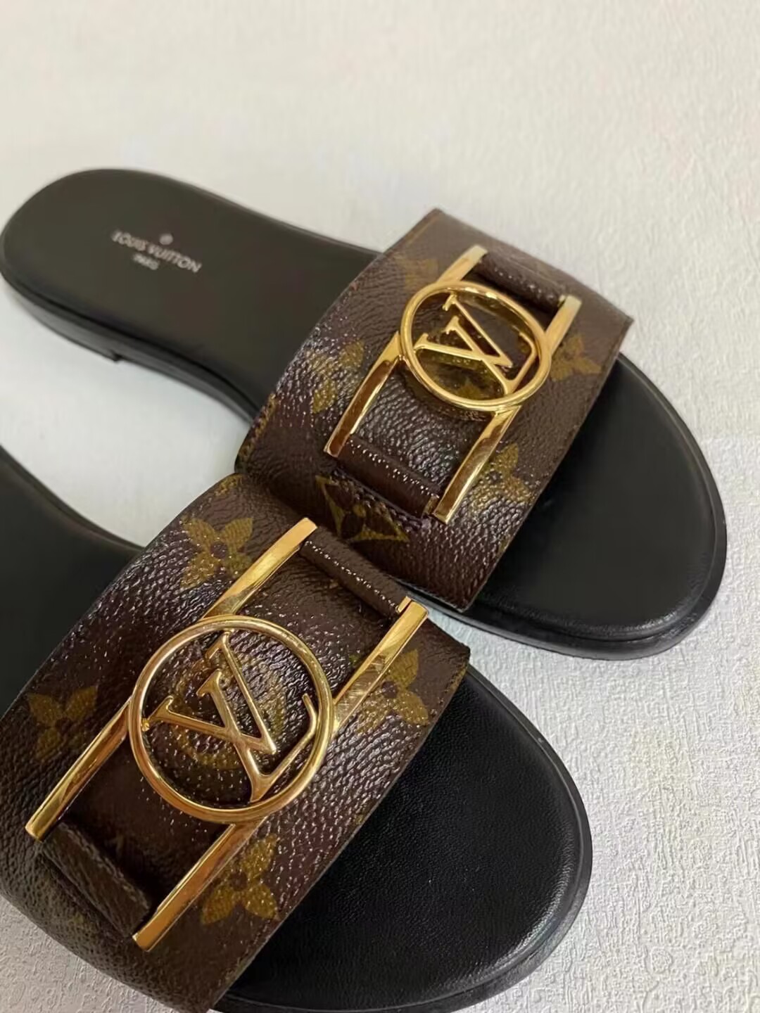 l**is V*t*n sandals