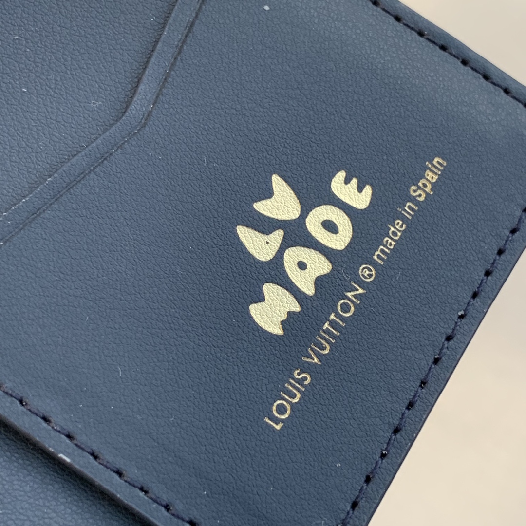 l**is V*t*n wallet-11*8.5*2cm