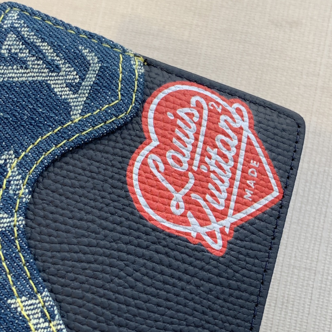 l**is V*t*n slender wallet-11*8.5*2cm