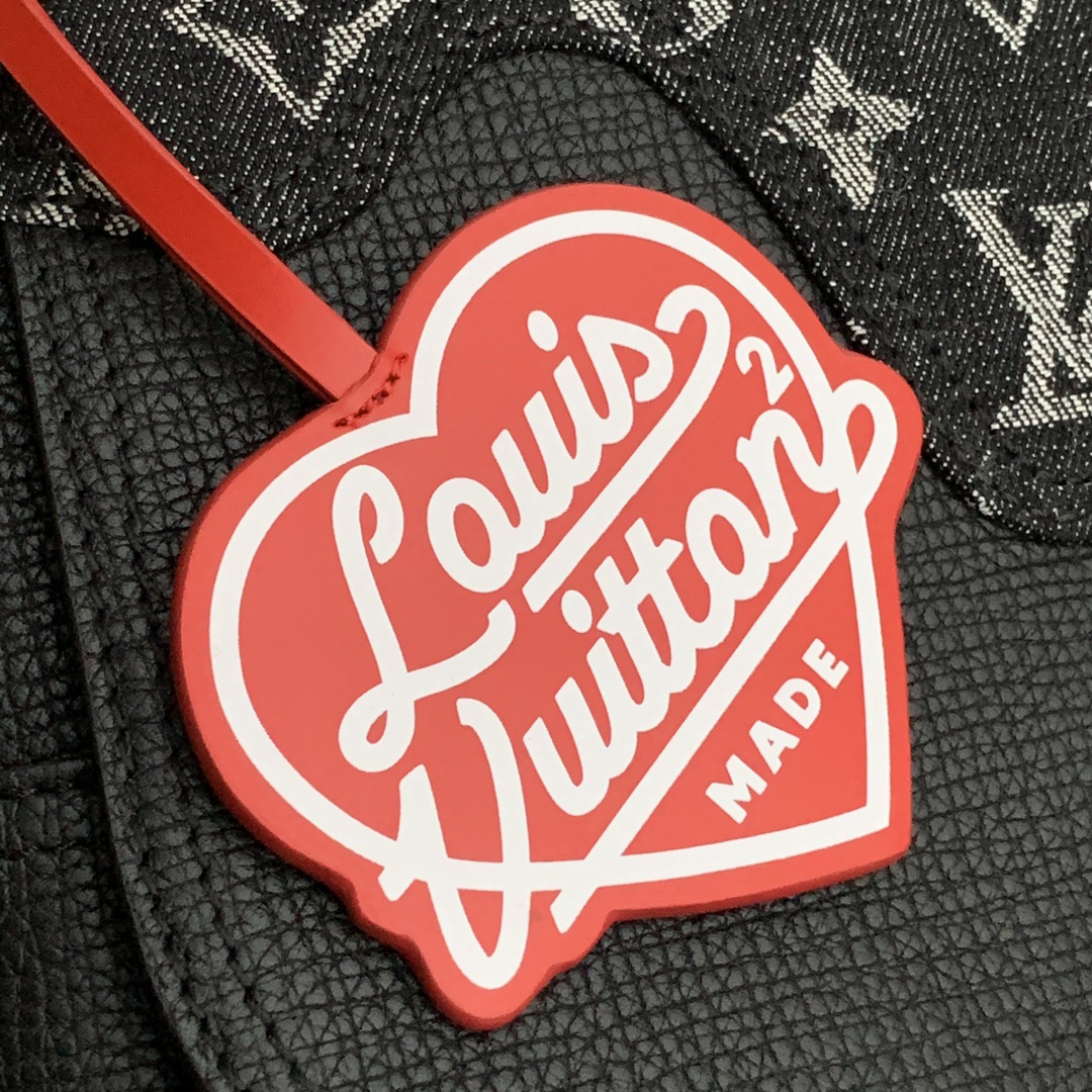 l**is V*t*n besace tokyo -39*23*13cm