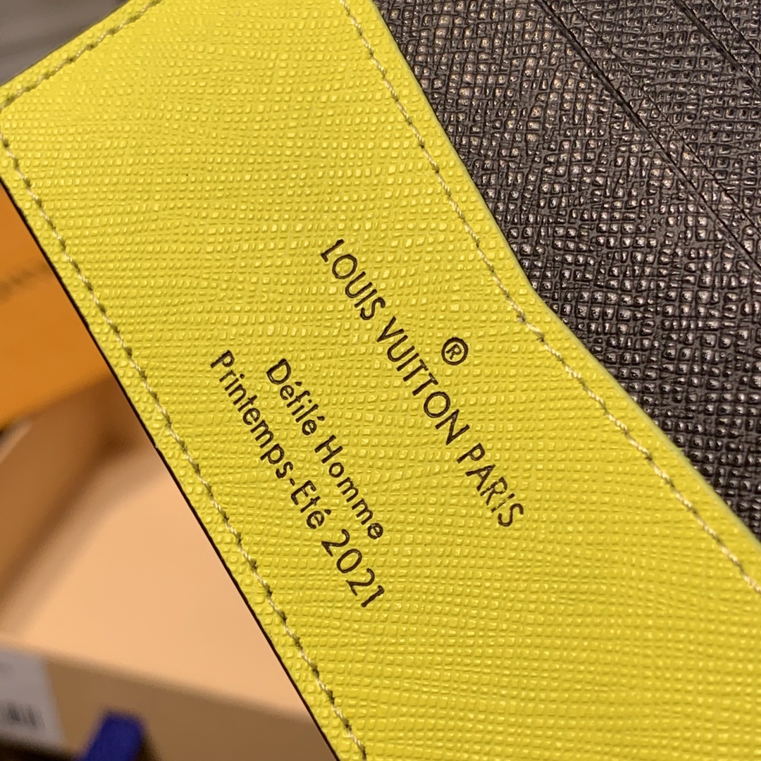 l**is V*t*n slender wallet-11*8.5*2cm