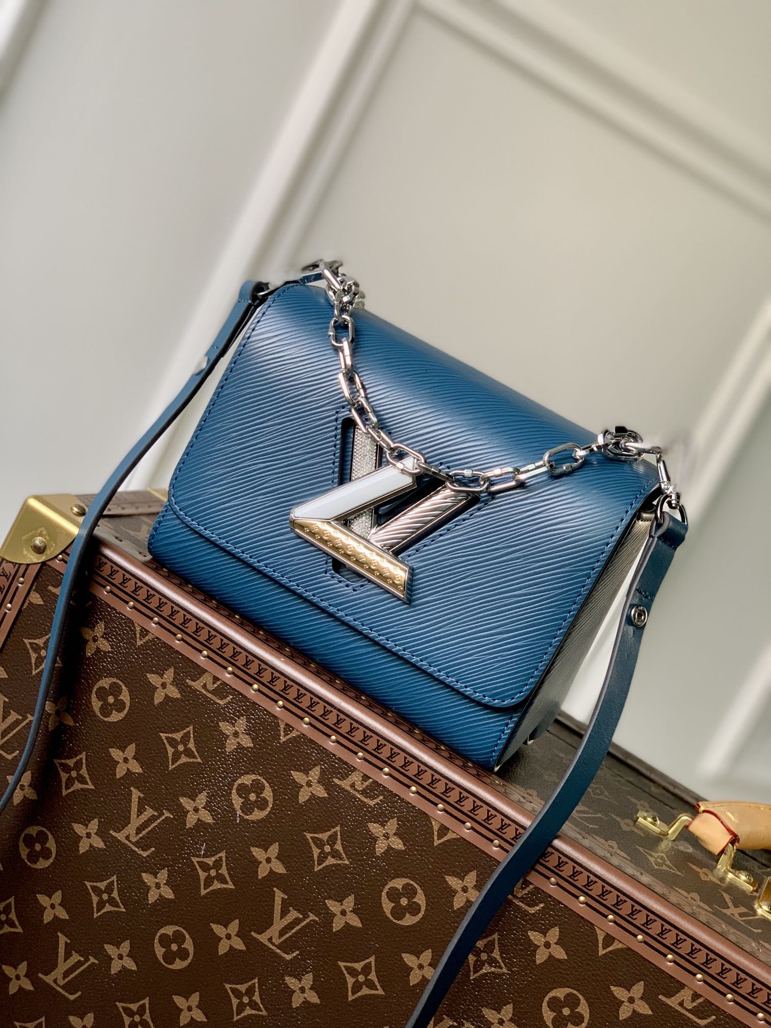 l**is V*t*n twist -19x 15x 9cm