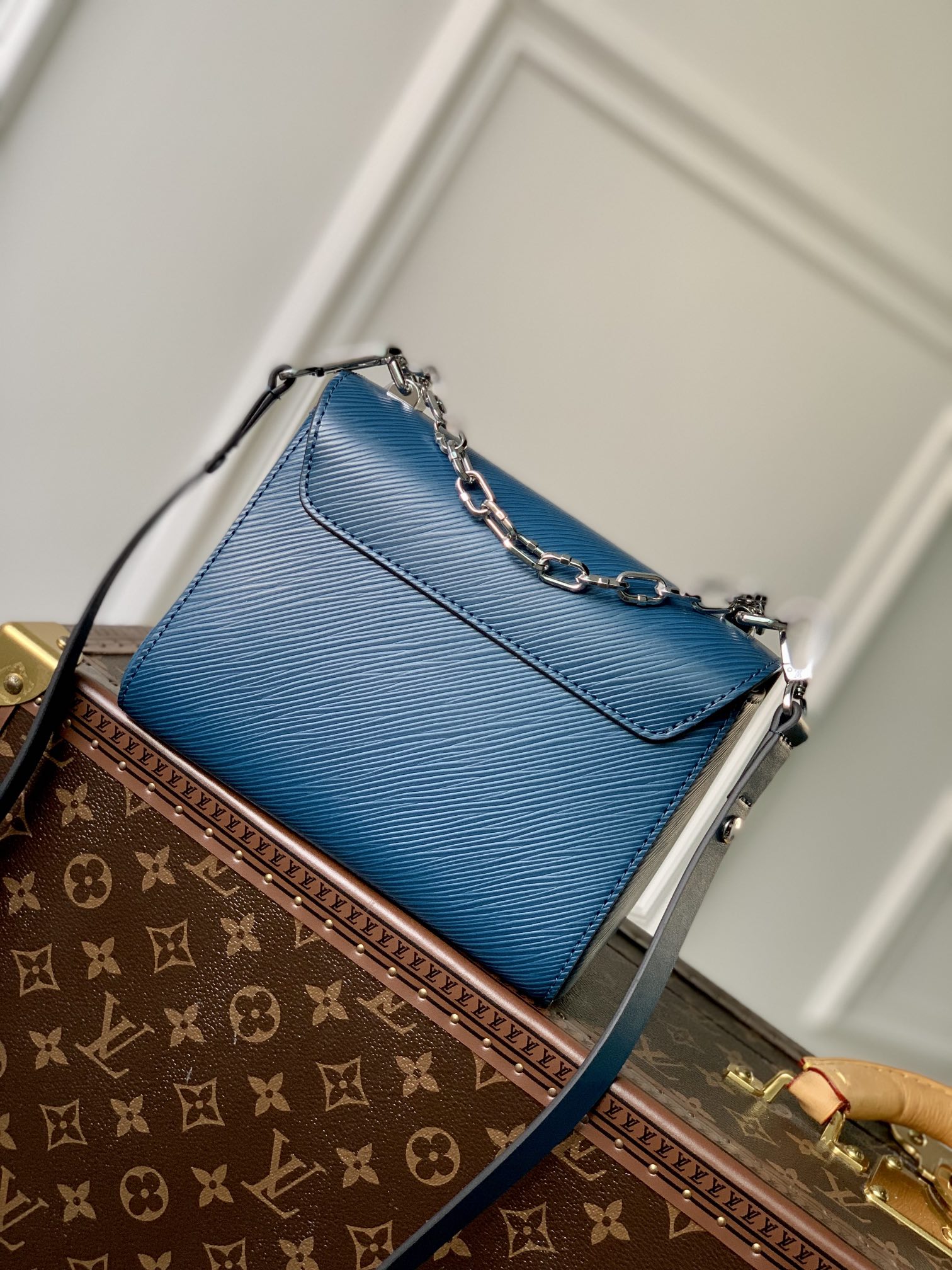 l**is V*t*n twist -19x 15x 9cm