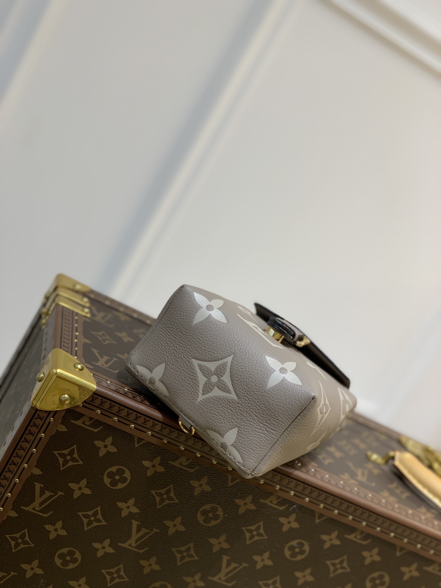 l**is V*t*n by the pool backpack m80738-13*19*8cm