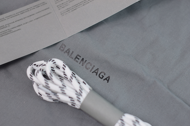 Ba*len*cia*ga triple s