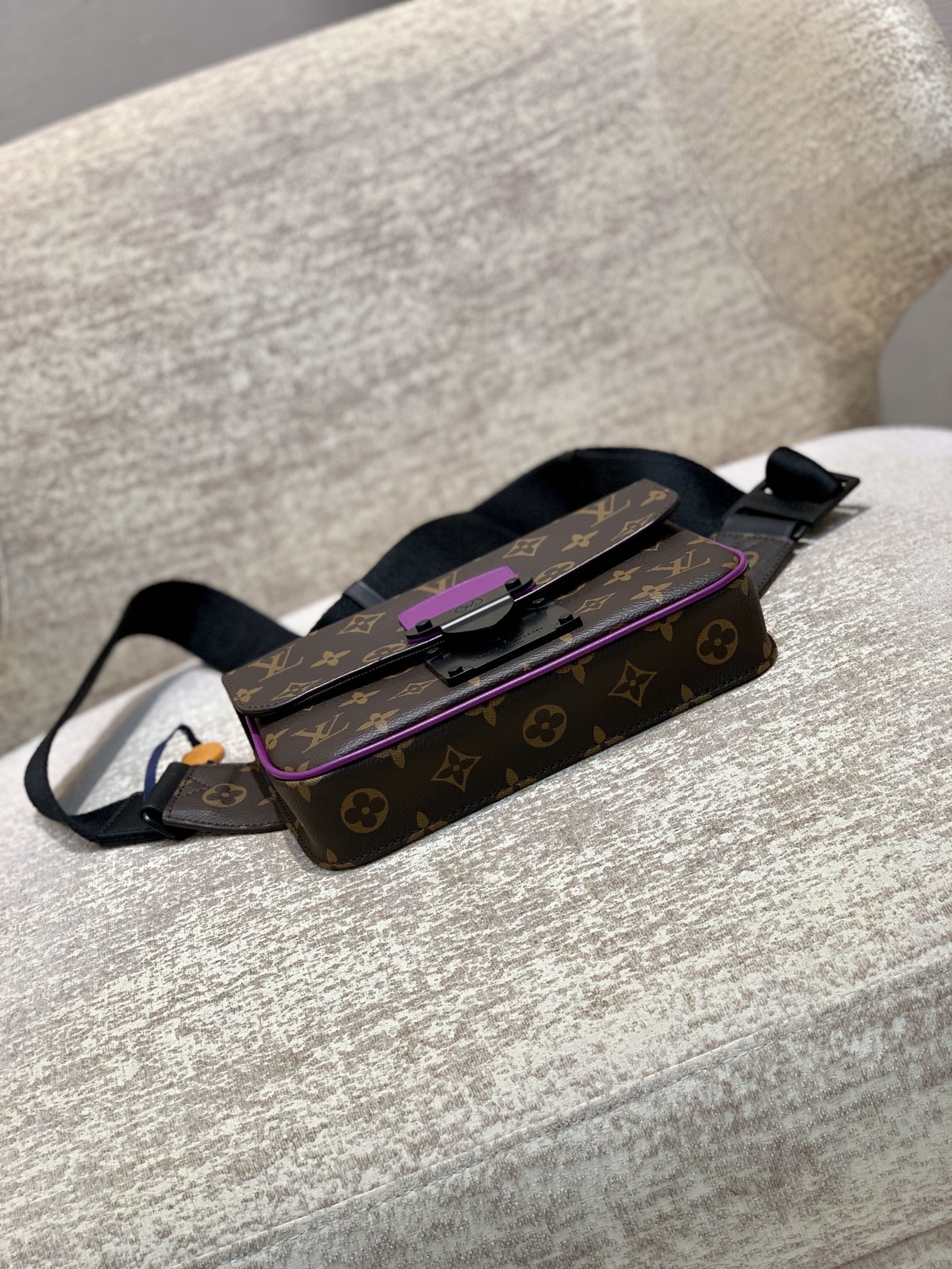 l**is V*t*n s lock sling -21*15*4cm