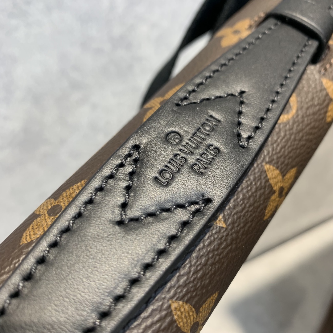 l**is V*t*n s lock sling -21*15*4cm