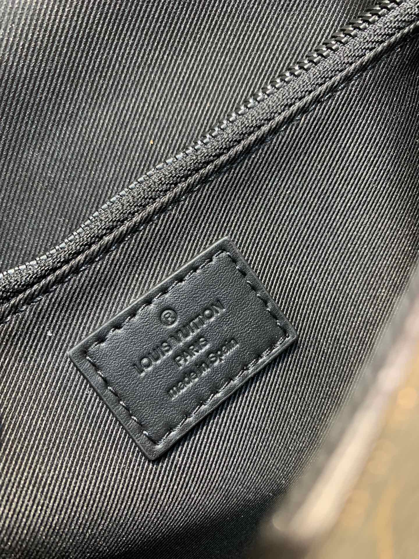 l**is V*t*n s lock sling -21*15*4cm