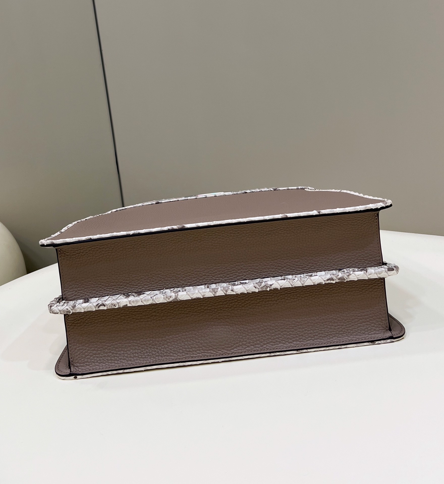 F**di peekabootote-33×12×25cm