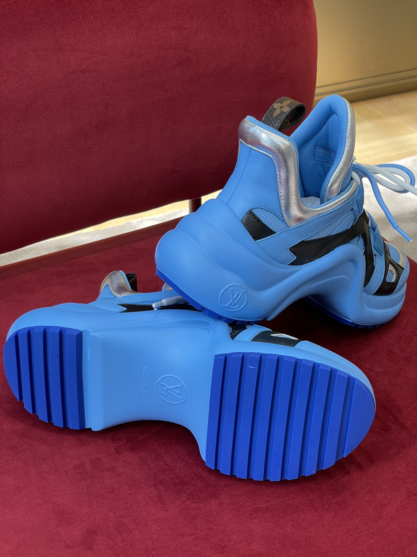 l**is V*t*n archlight sneaker