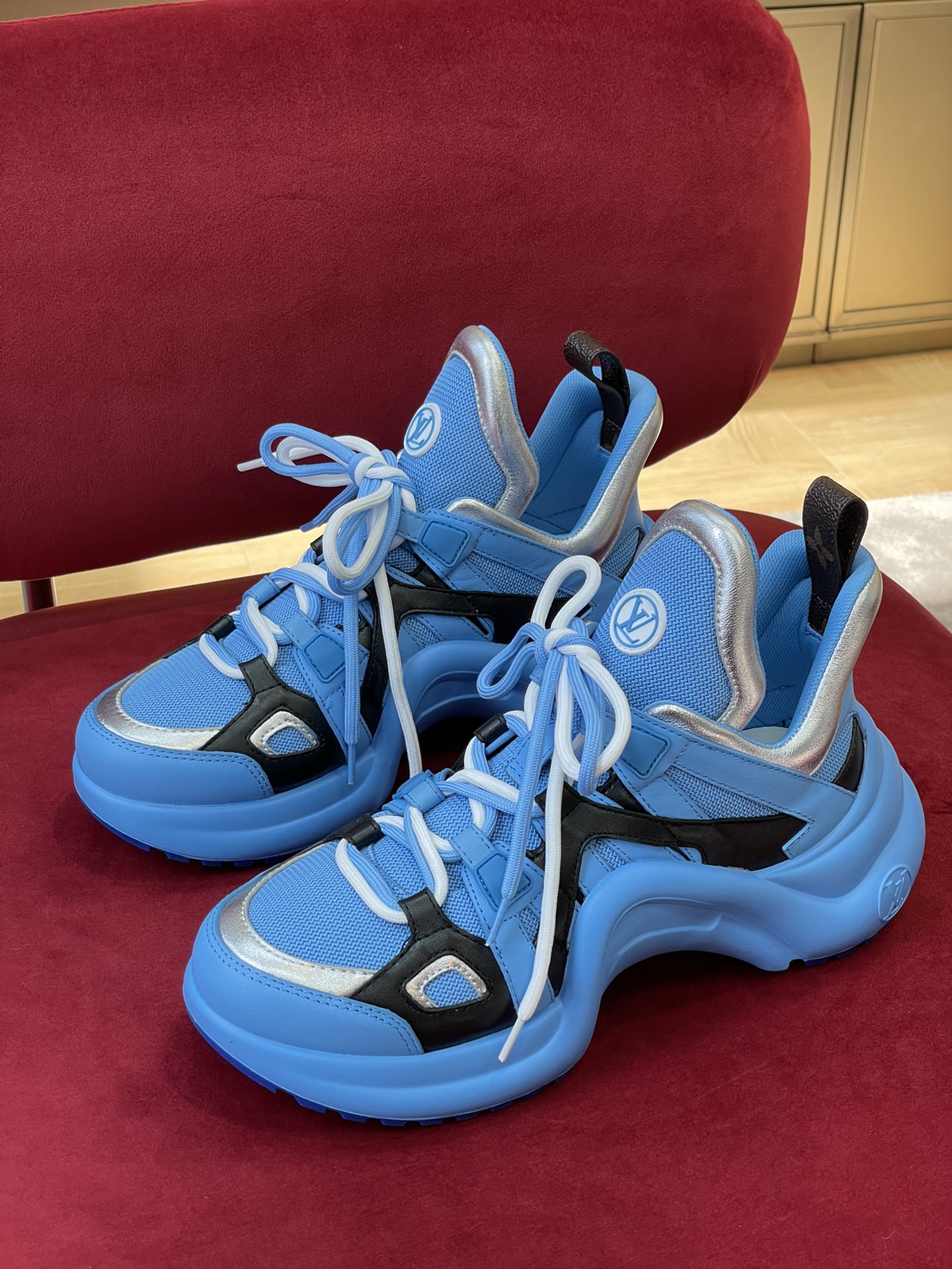 l**is V*t*n archlight sneaker