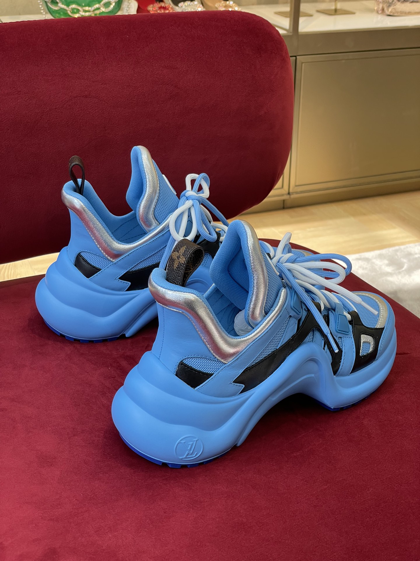 l**is V*t*n archlight sneaker