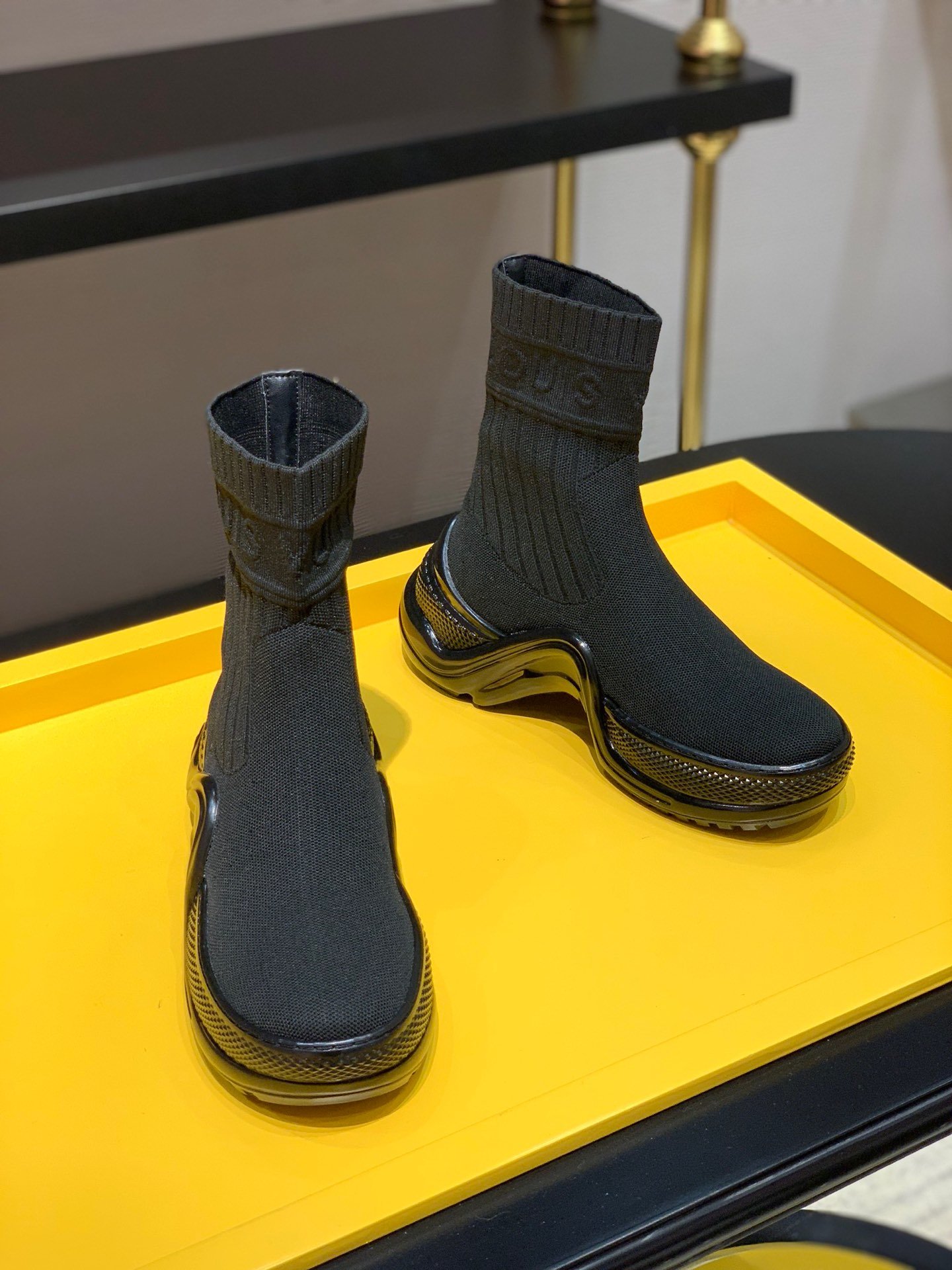 l**is V*t*n archlight sock sneaker