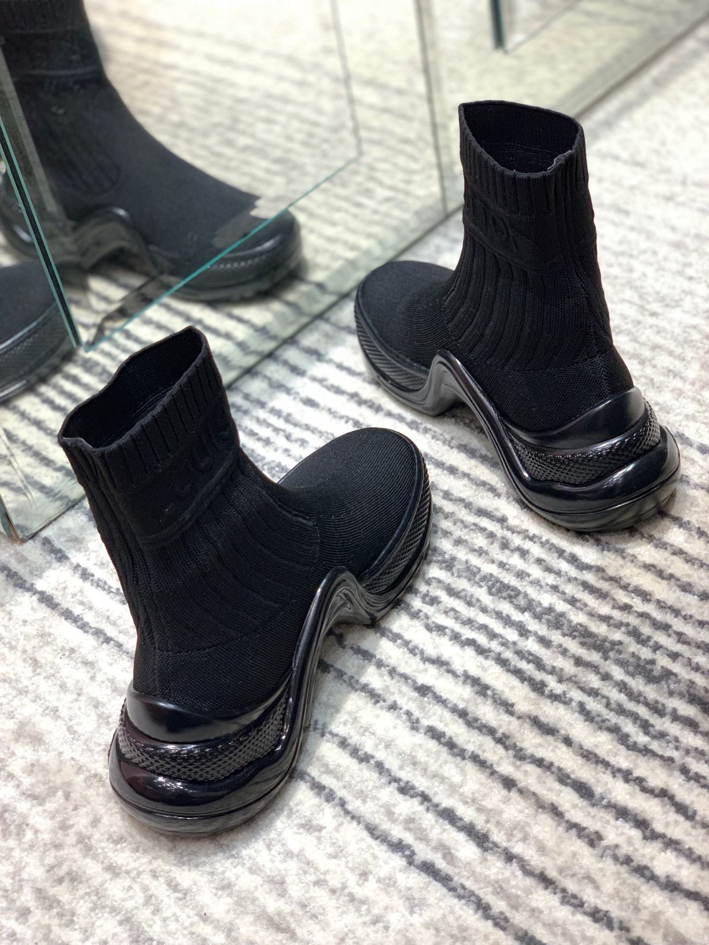 l**is V*t*n archlight sock sneaker