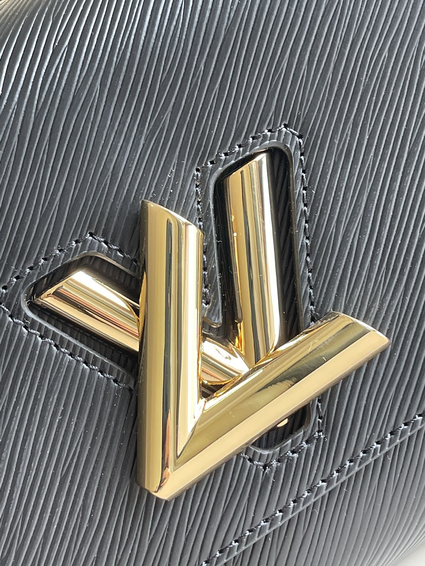 l**is V*t*n twist mm-23*18*8cm