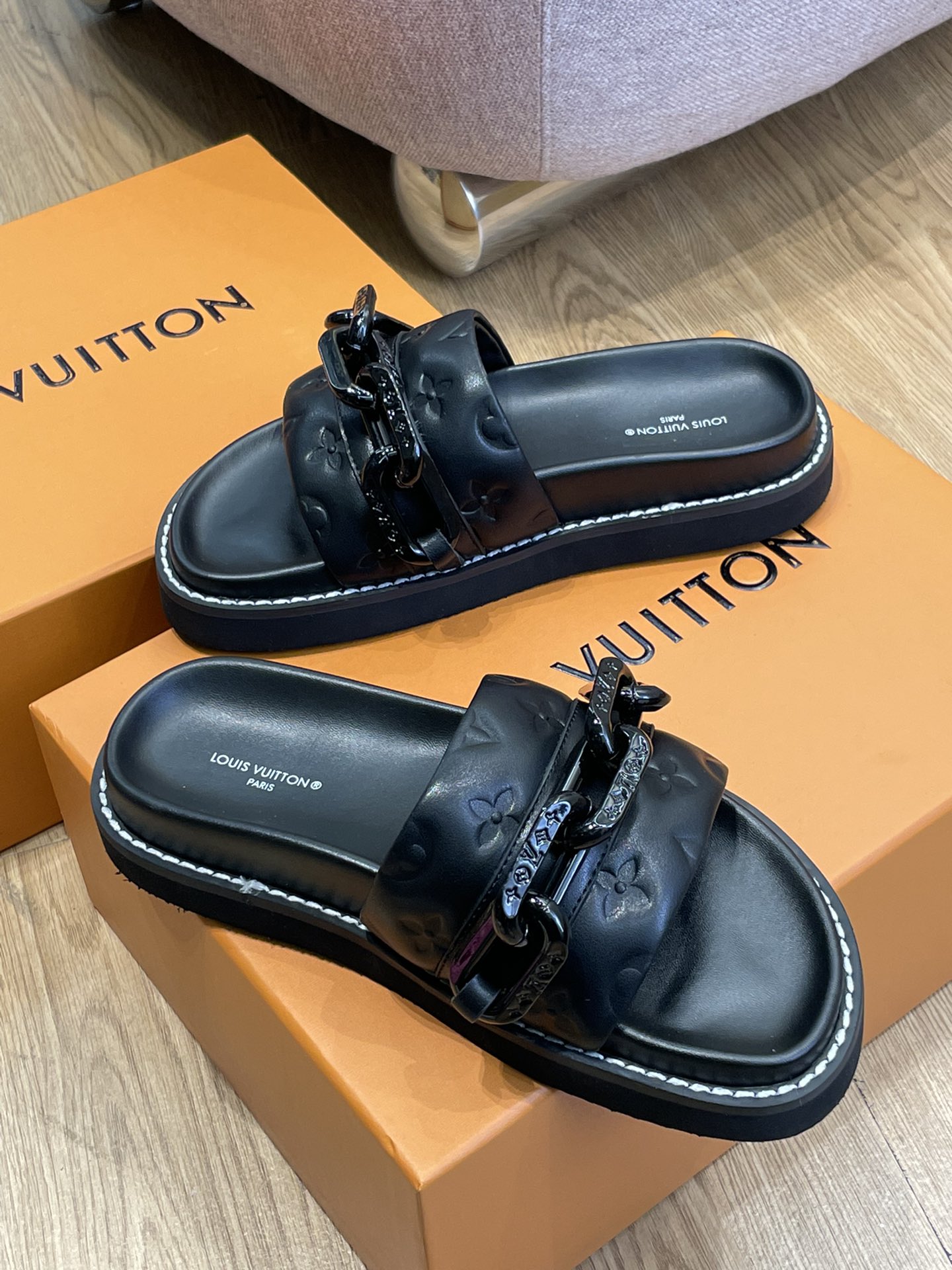 l**is V*t*n 2022ss sandals