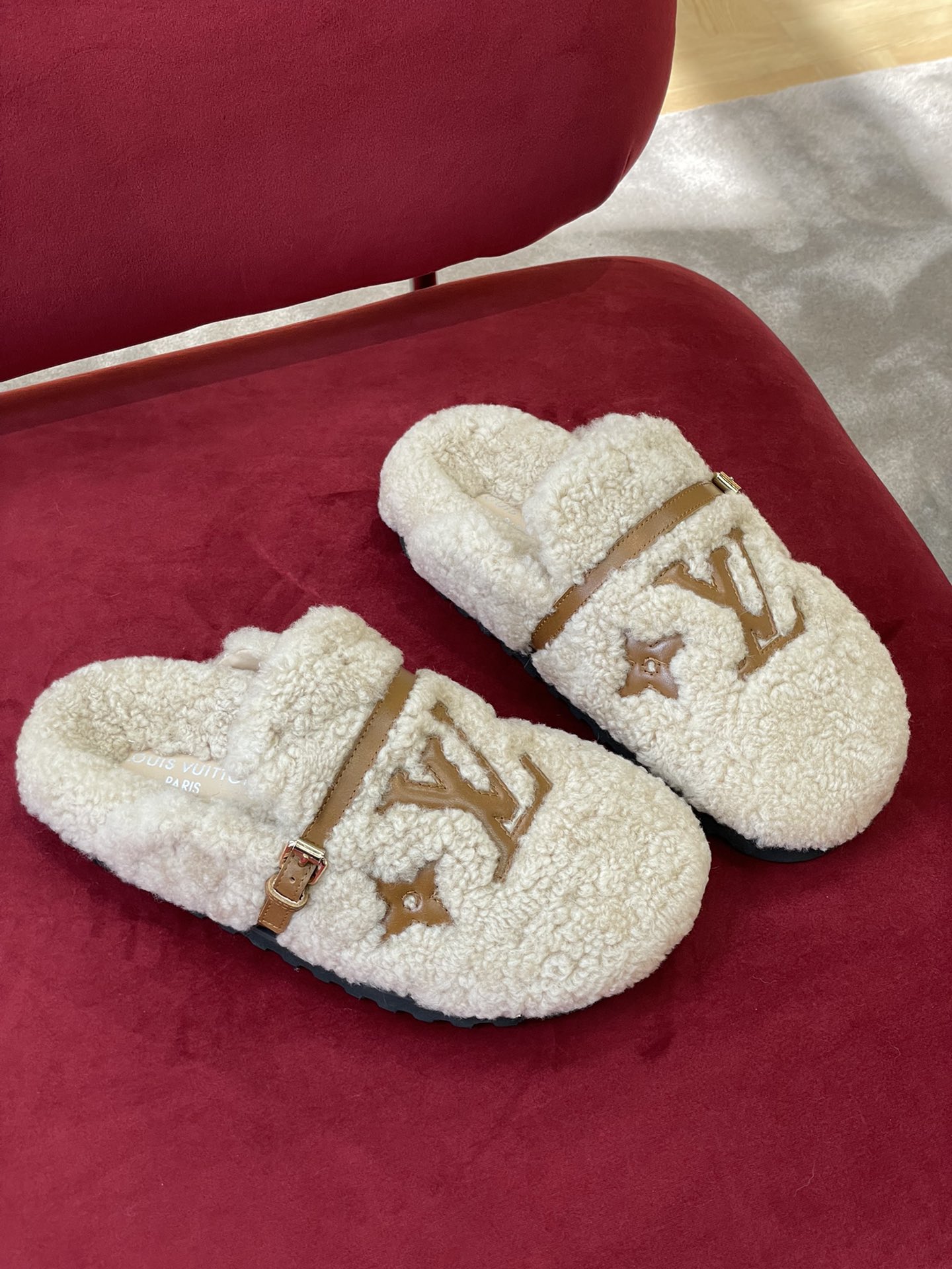 l**is V*t*n winter break comfert sandals