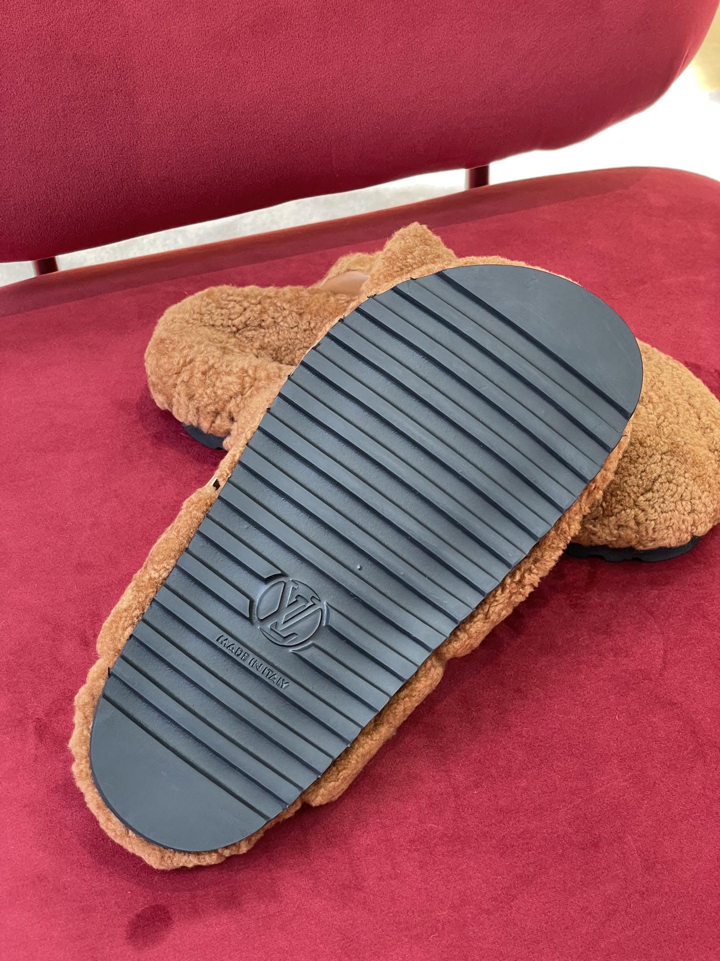 l**is V*t*n winter break comfert sandals