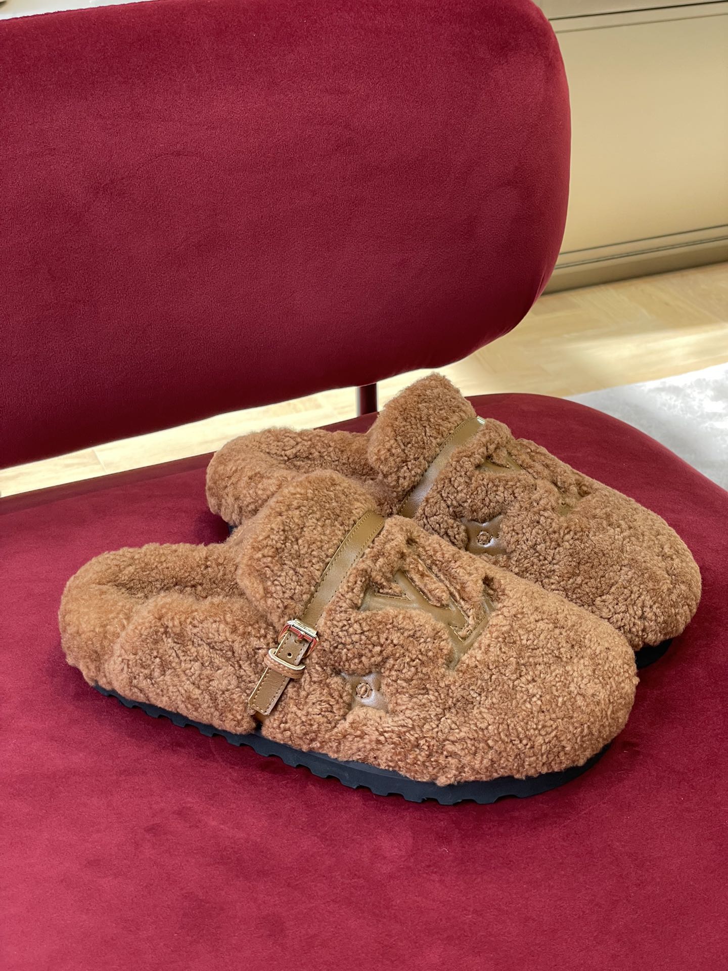 l**is V*t*n winter break comfert sandals