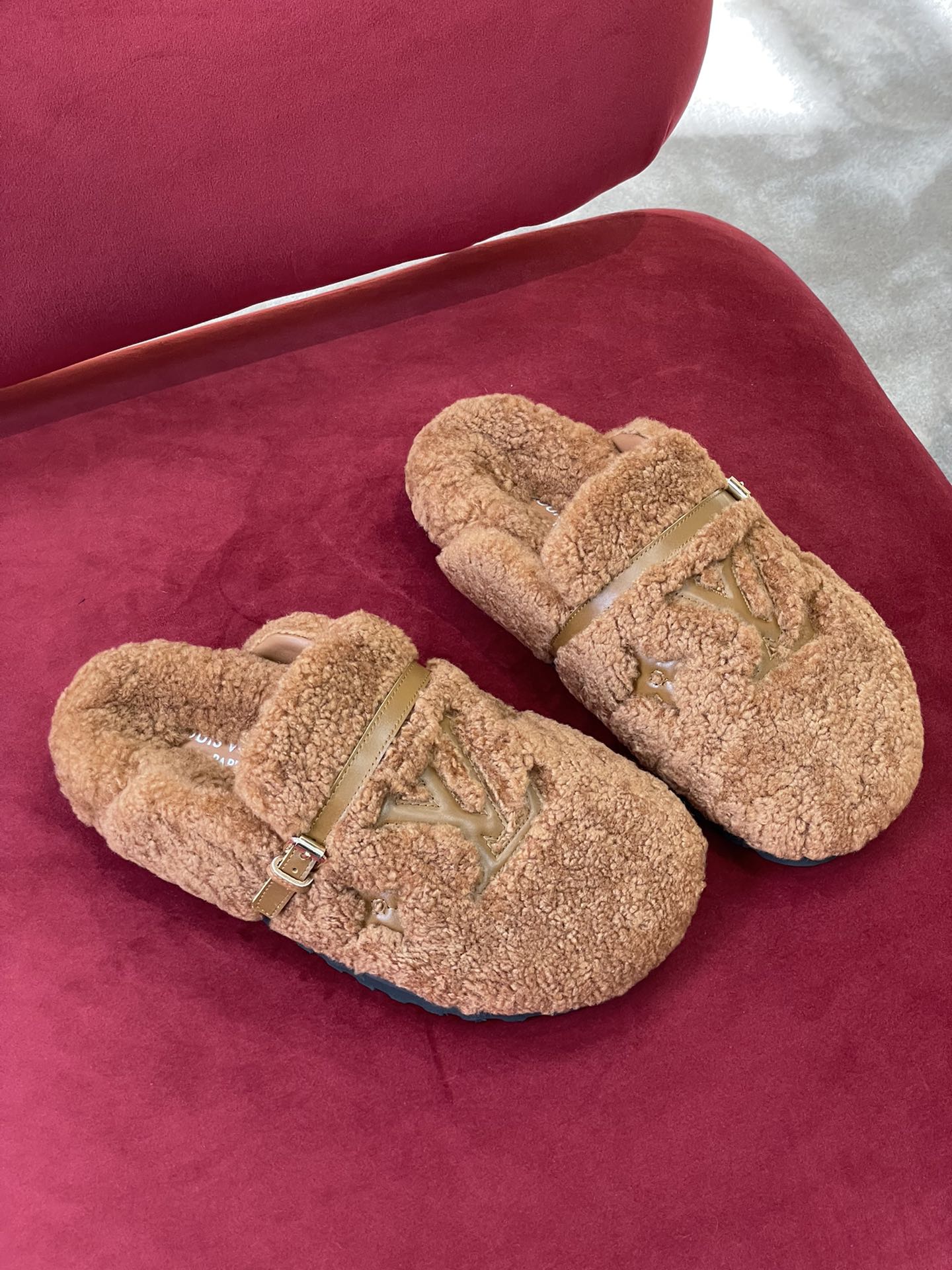 l**is V*t*n winter break comfert sandals